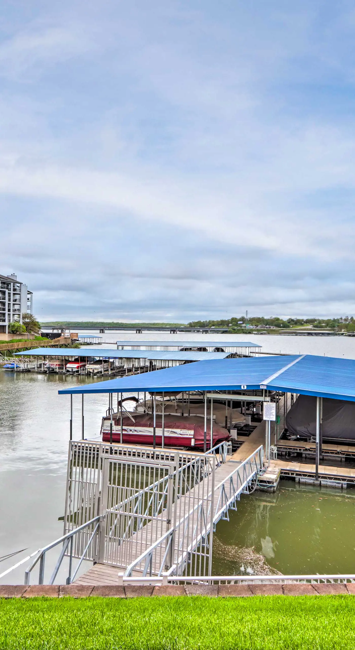 Lakefront Patio, Pool Access! Lands End Condo