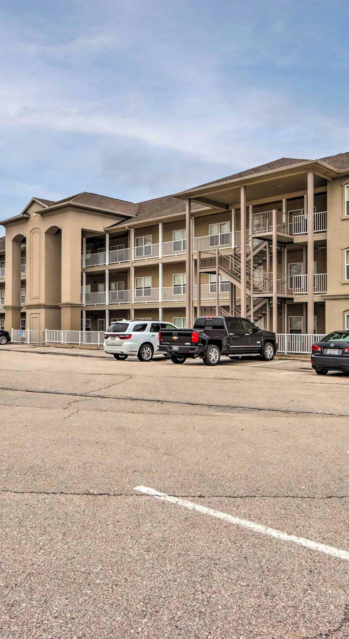 Lakefront Patio, Pool Access! Lands End Condo
