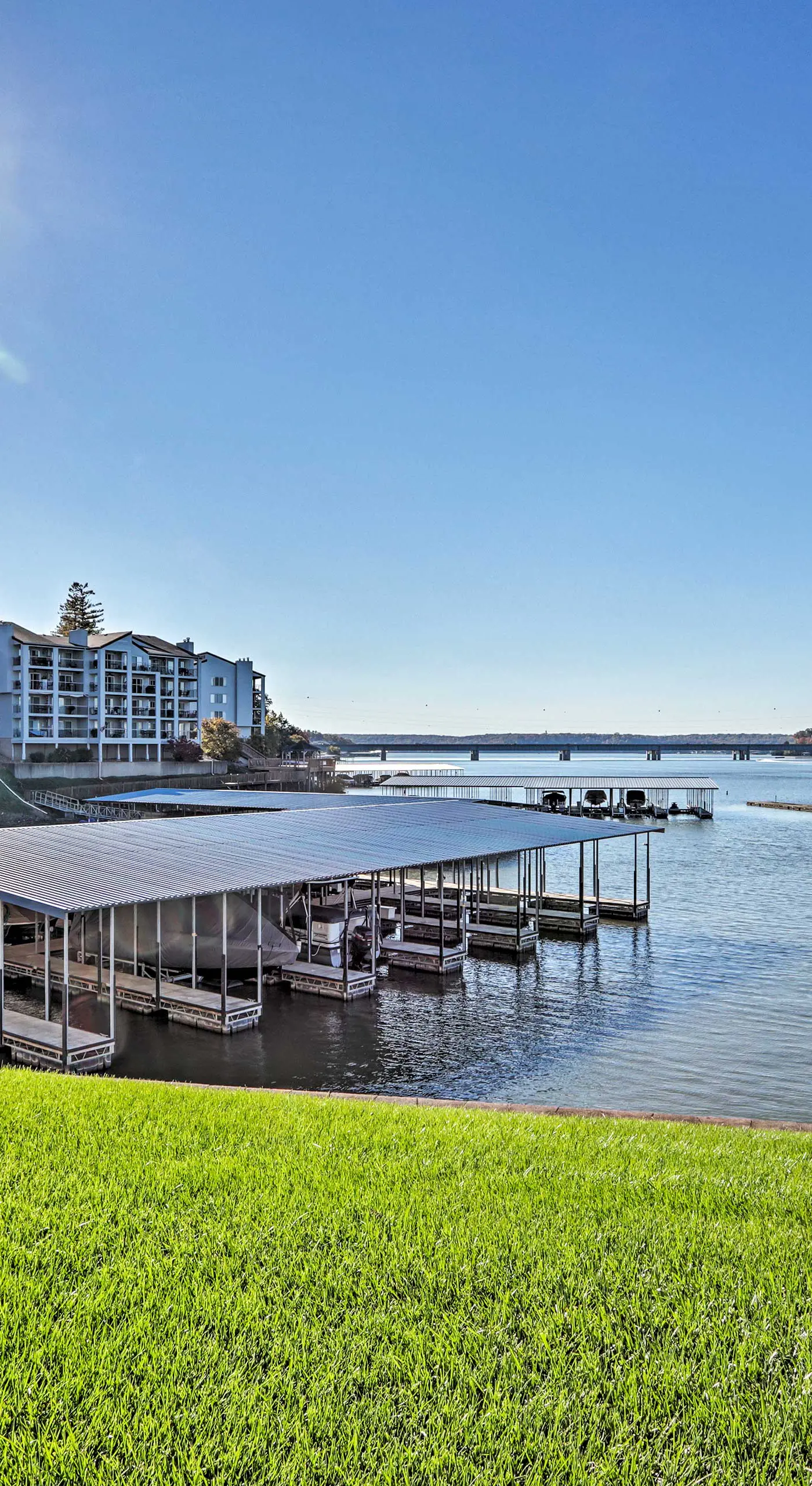 Lakefront Patio, Pool Access! Lands End Condo