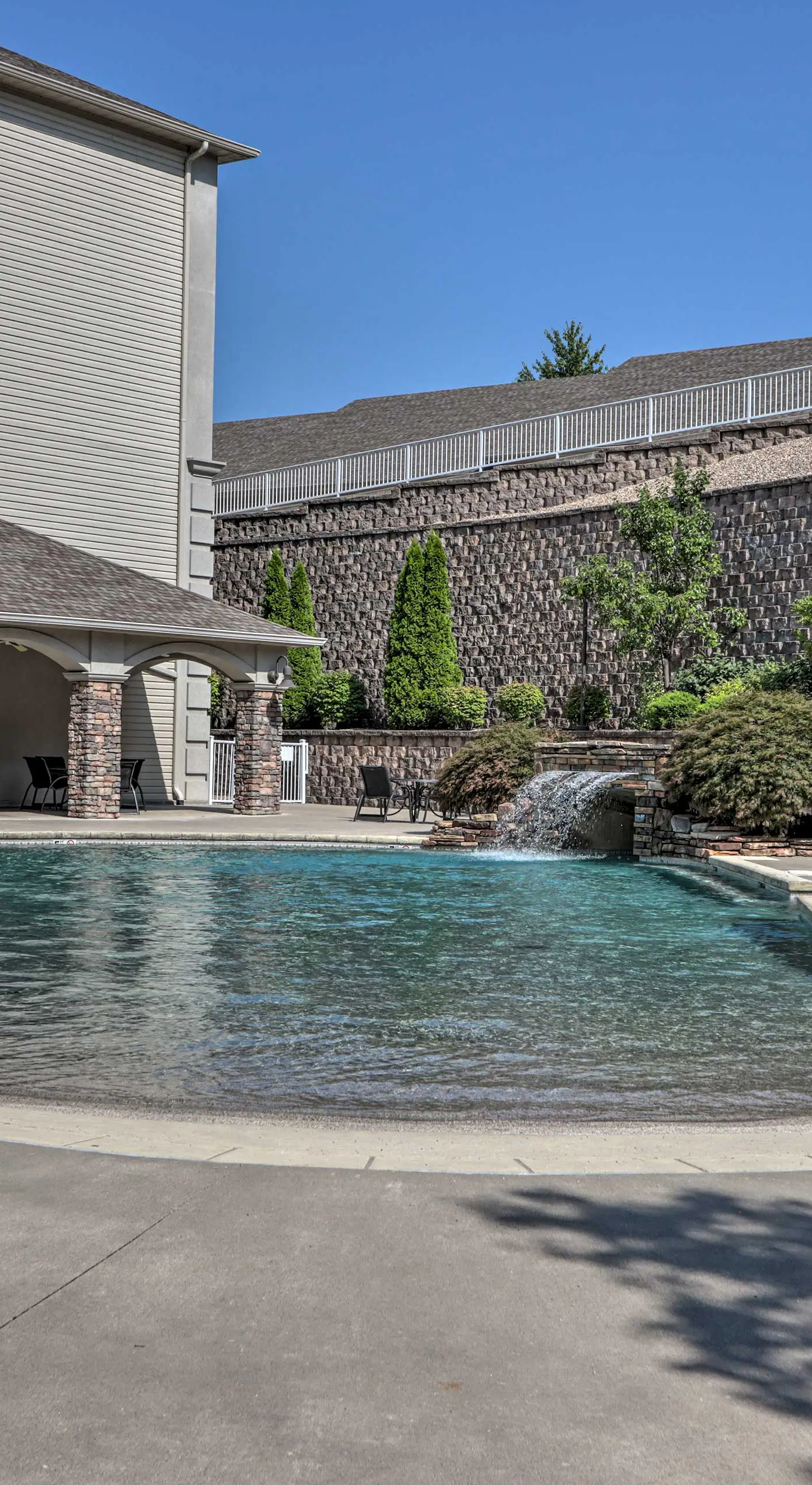 Lakefront Patio, Pool Access! Lands End Condo