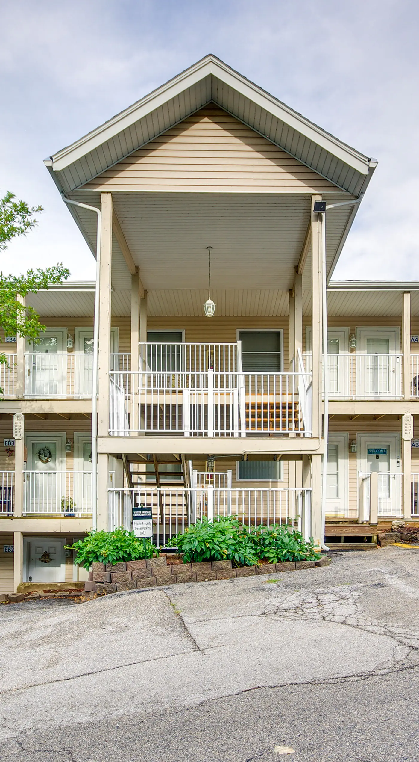 Cozy Lake Ozark Condo Rental w/ Grill, Pool Access