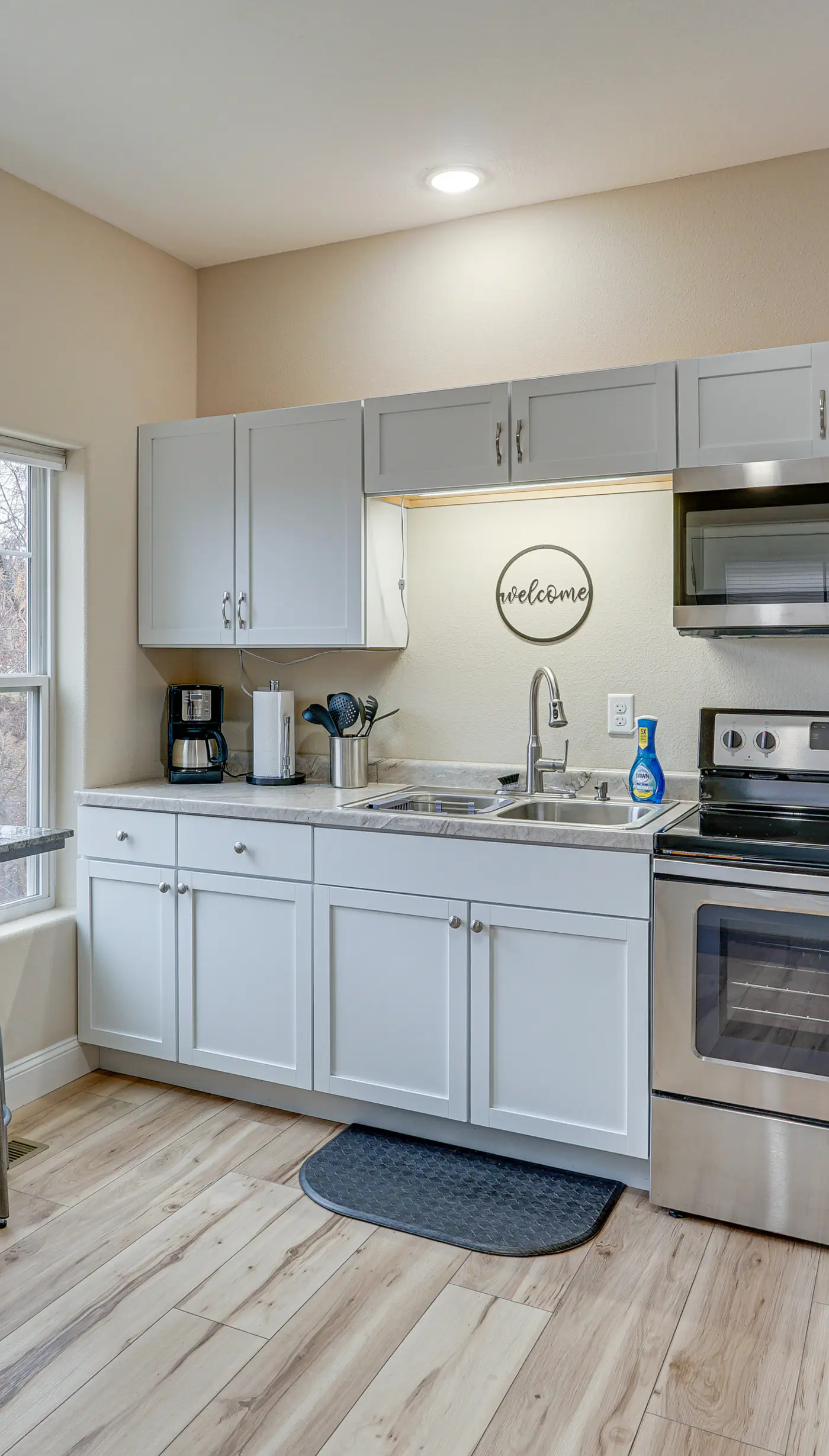 Lake Ozark Apartment w/ Balcony < 1 Mi to Water!