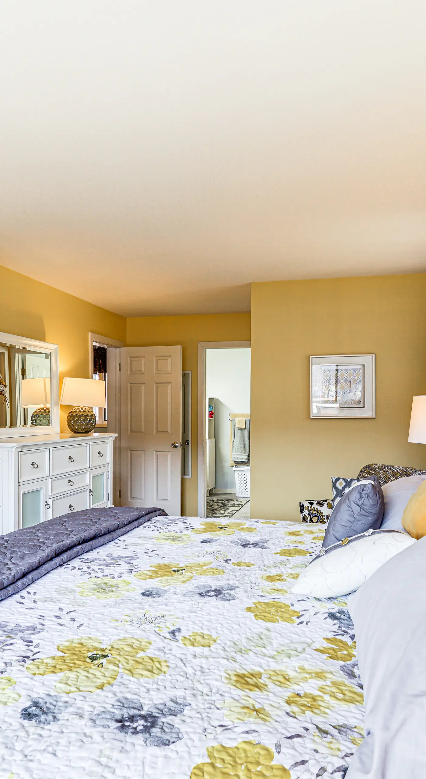 Lakefront Condo w/ Resort Amenities in Osage Beach