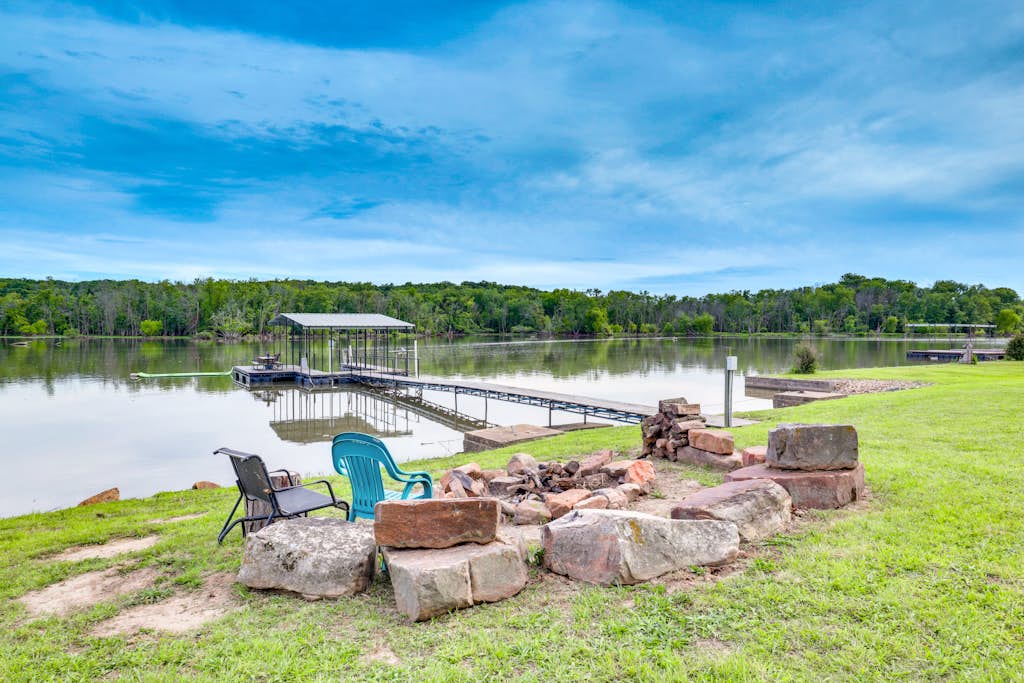 Lake of the Ozarks Cabin w/ Private Dock + Kayaks | 1 Bed Lincoln