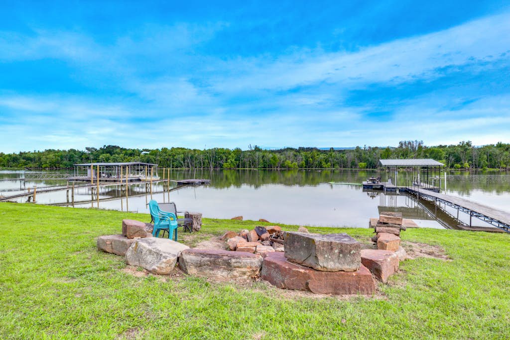 Lake of the Ozarks Cabin w/ Private Dock + Kayaks | 1 Bed Lincoln