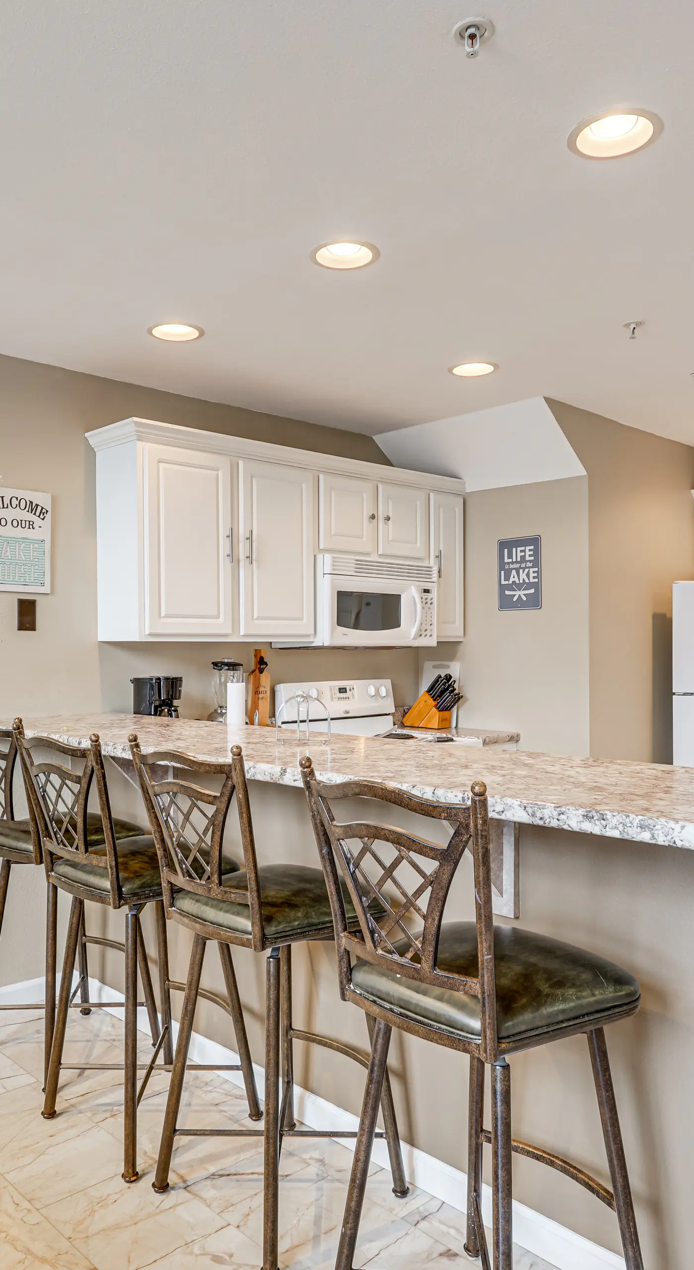 'Lake It Easy' Waterfront Ozarks Condo w/ Balcony!