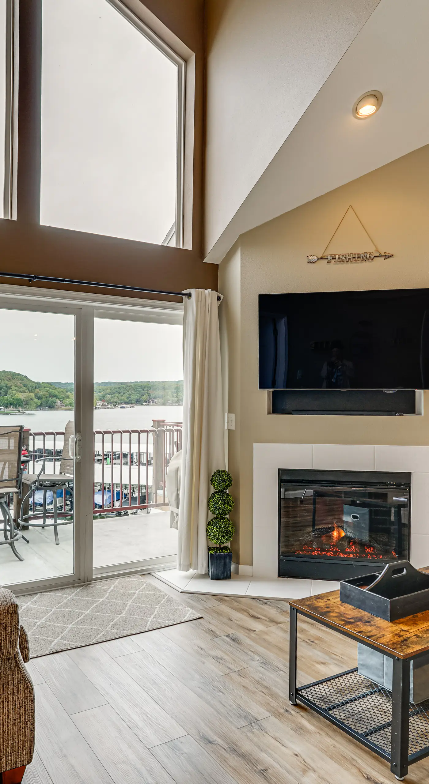 'Lake It Easy' Waterfront Ozarks Condo w/ Balcony!