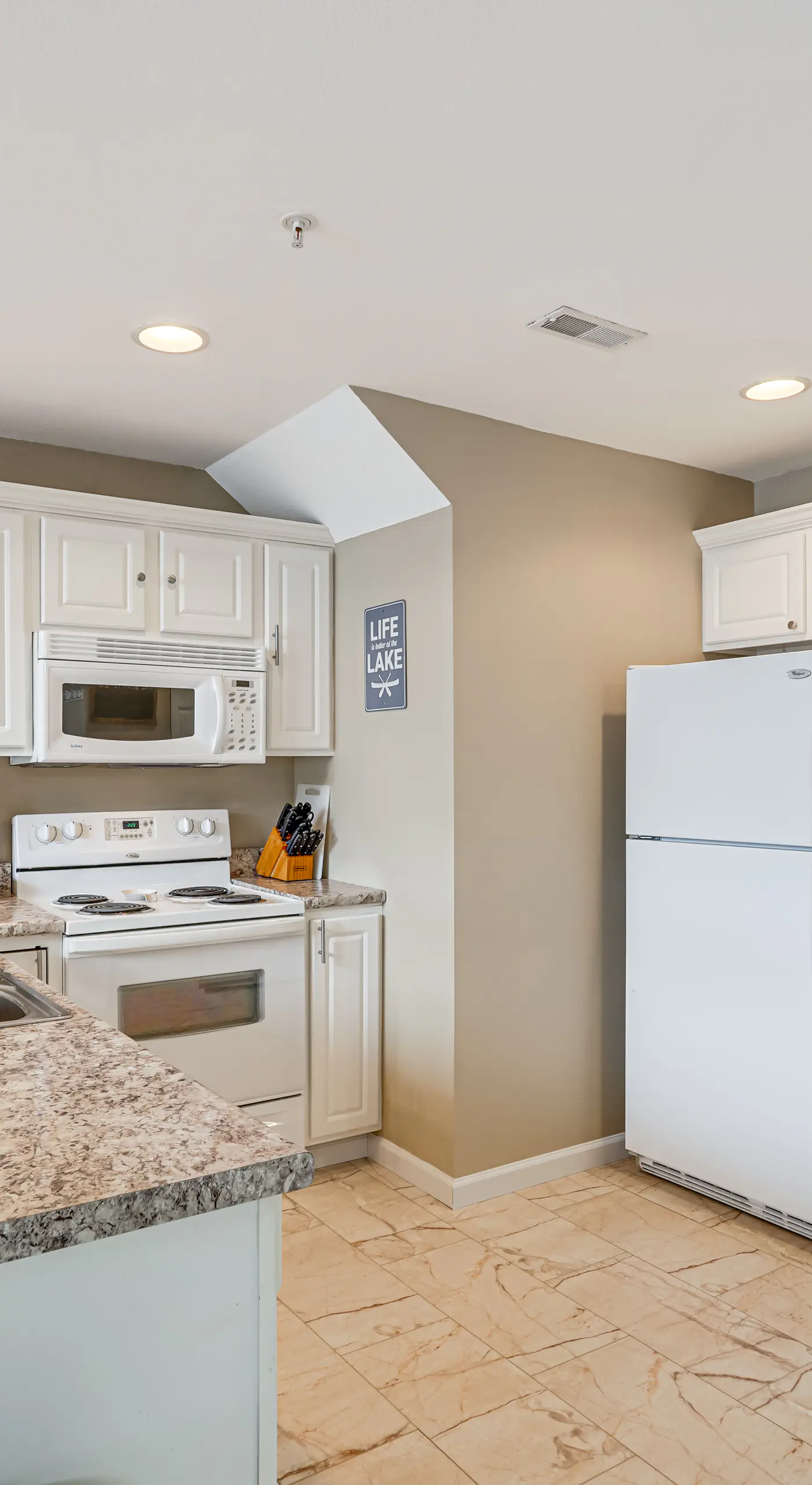'Lake It Easy' Waterfront Ozarks Condo w/ Balcony!