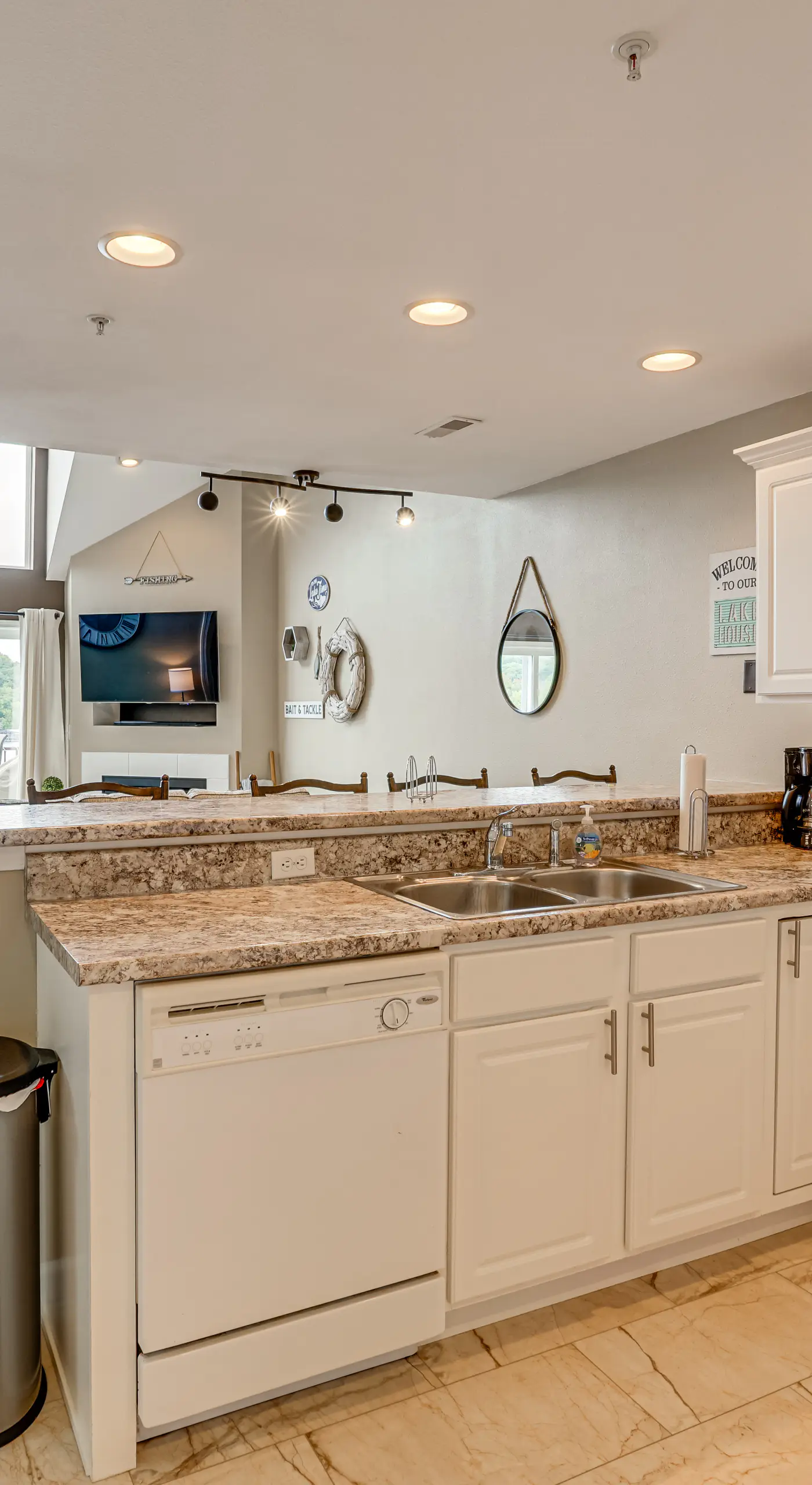 'Lake It Easy' Waterfront Ozarks Condo w/ Balcony!
