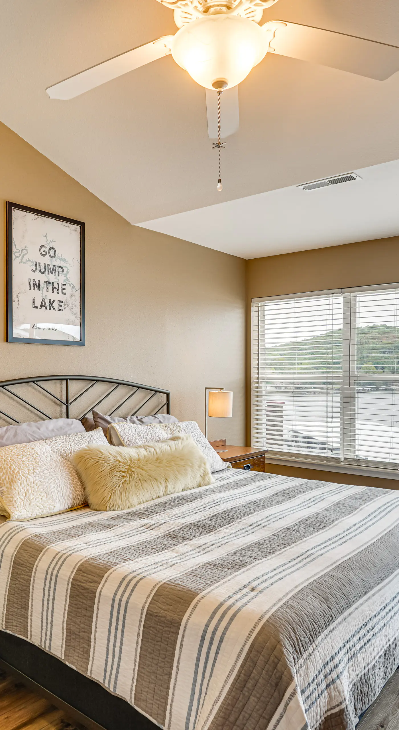 'Lake It Easy' Waterfront Ozarks Condo w/ Balcony!