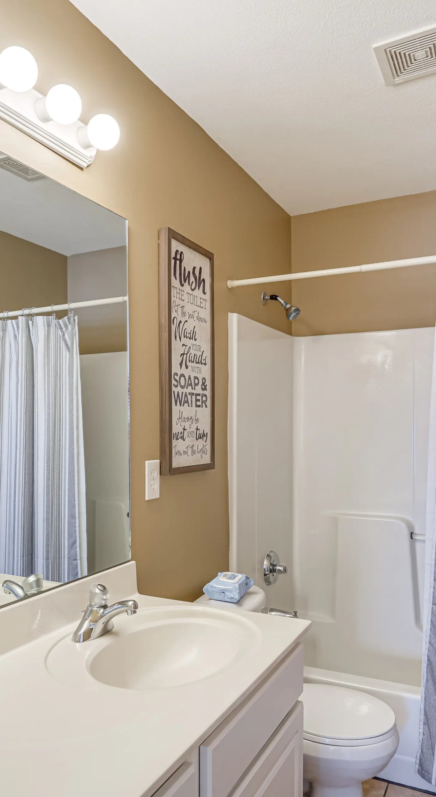 'Lake It Easy' Waterfront Ozarks Condo w/ Balcony!