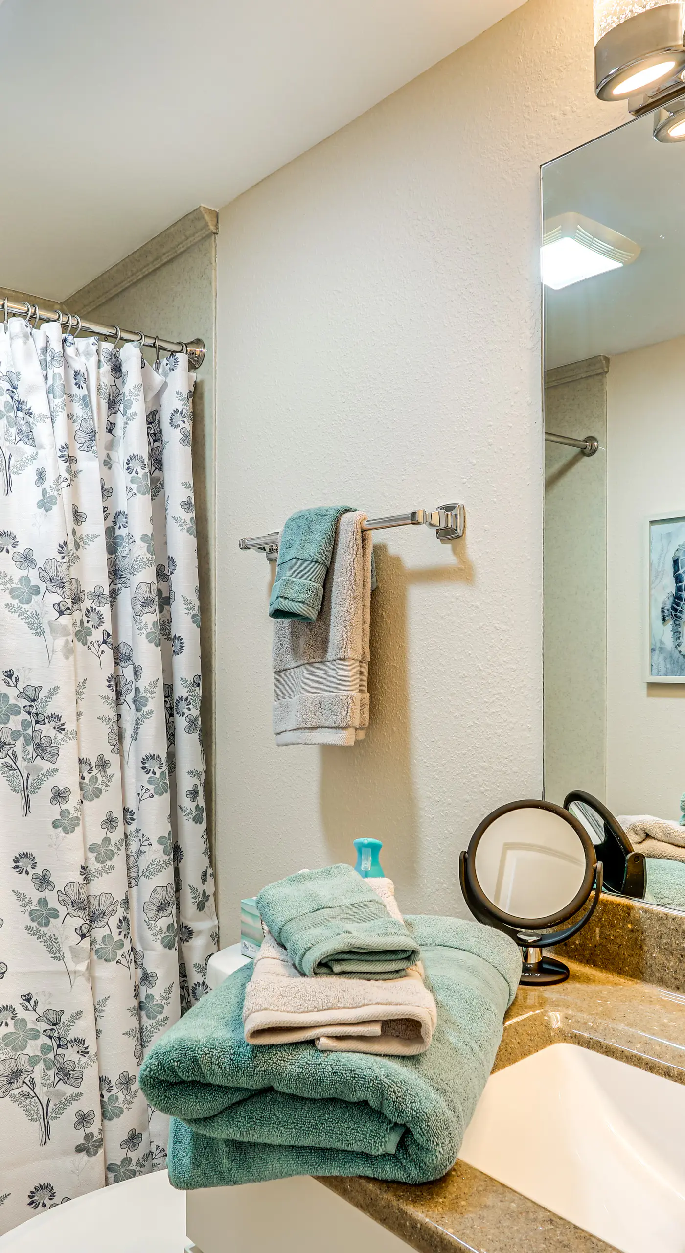 Lake & Pool Access: Lazy Days Condo w/ Balcony!