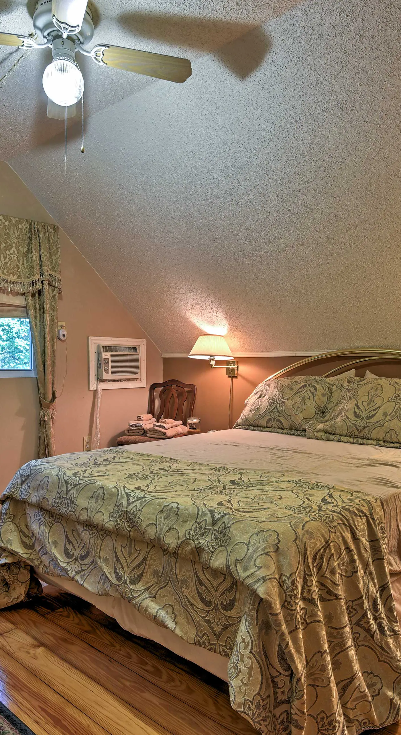 1 Mi to Lake Wallenpaupack: Pocono Mountain Home!