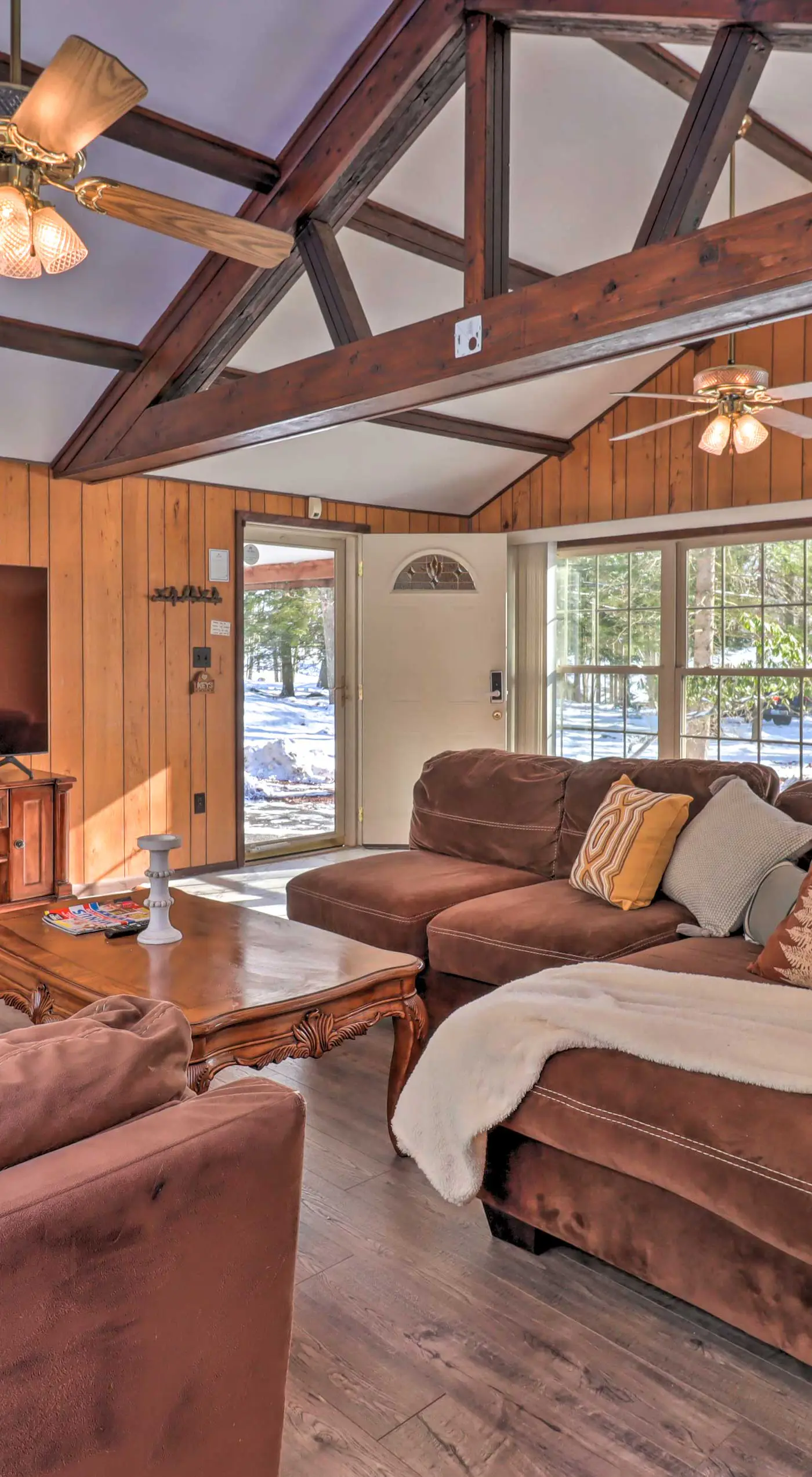 3 Mi to Slopes! Hot Tub Haven Near Lake Harmony