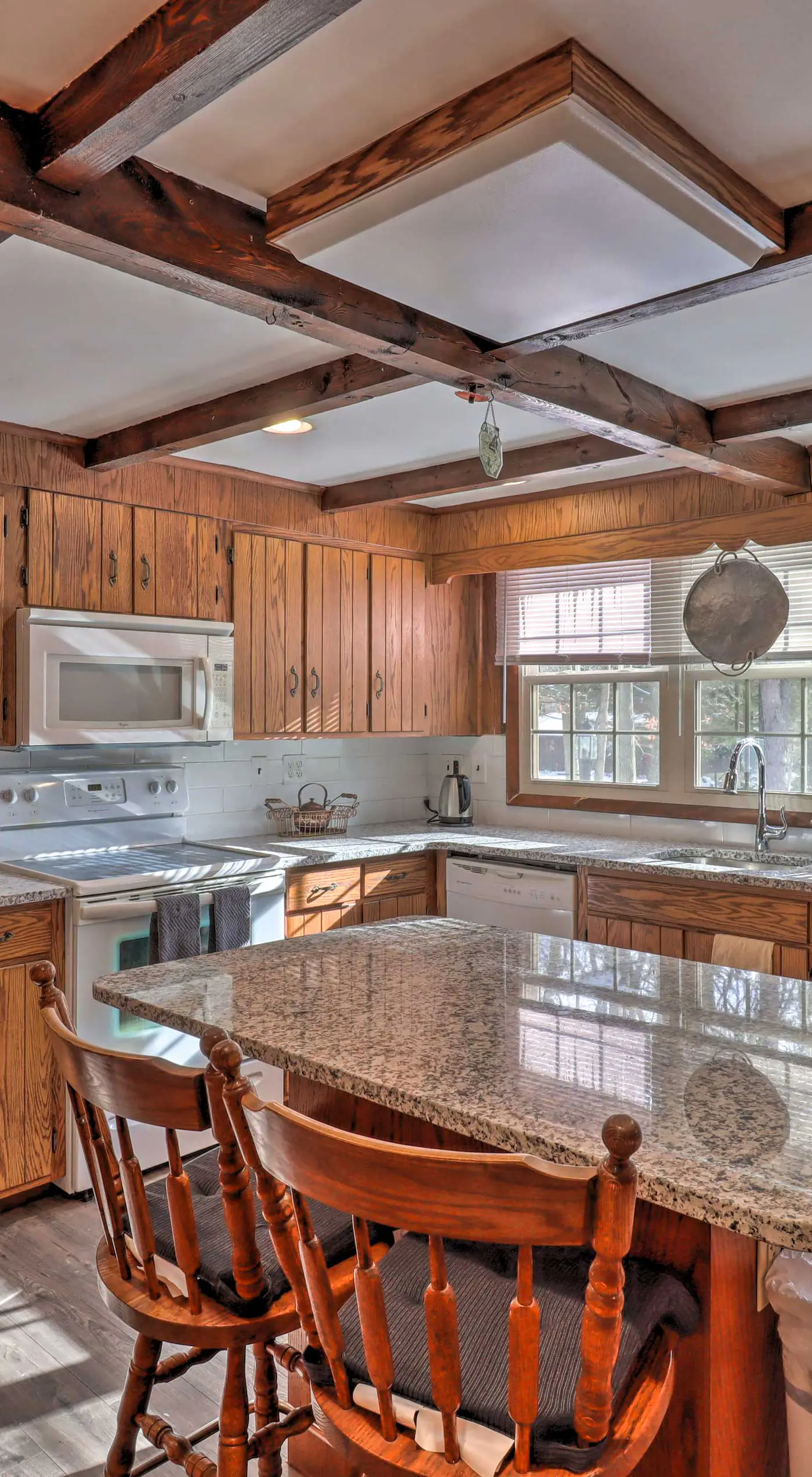 3 Mi to Slopes! Hot Tub Haven Near Lake Harmony