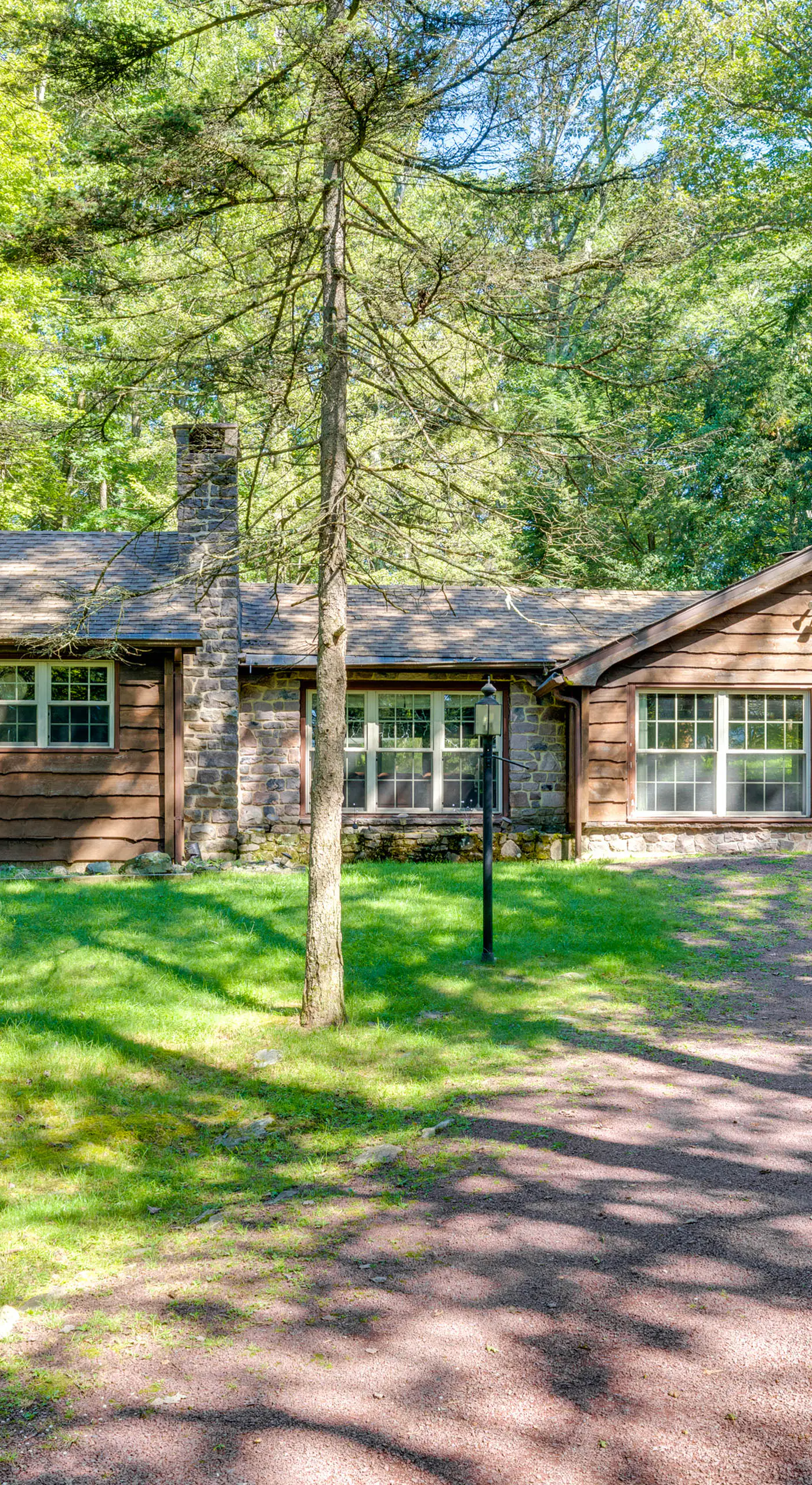 3 Mi to Slopes! Hot Tub Haven Near Lake Harmony