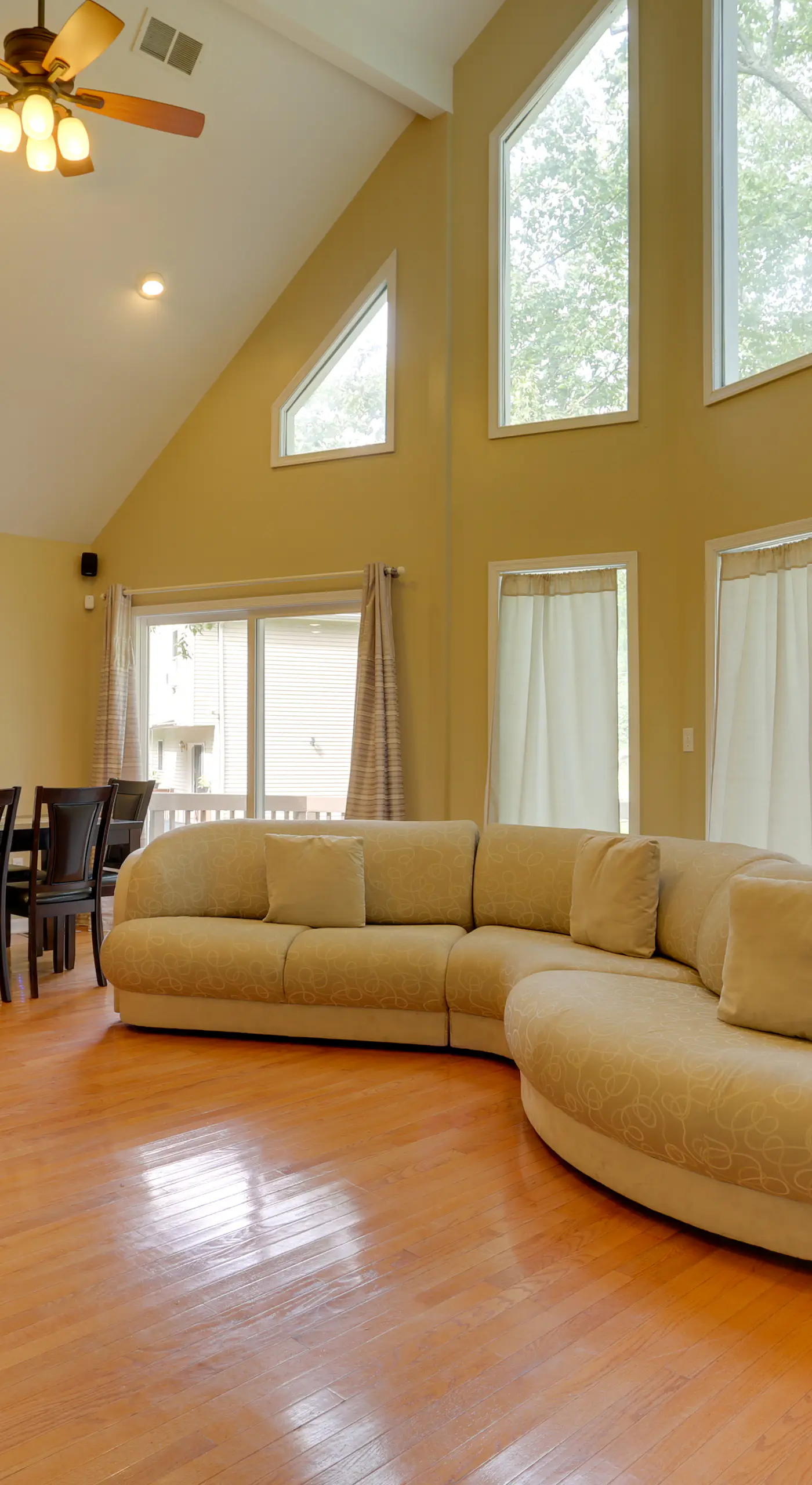 Pools, Hot Tub & More: Bushkill Mountain Getaway!