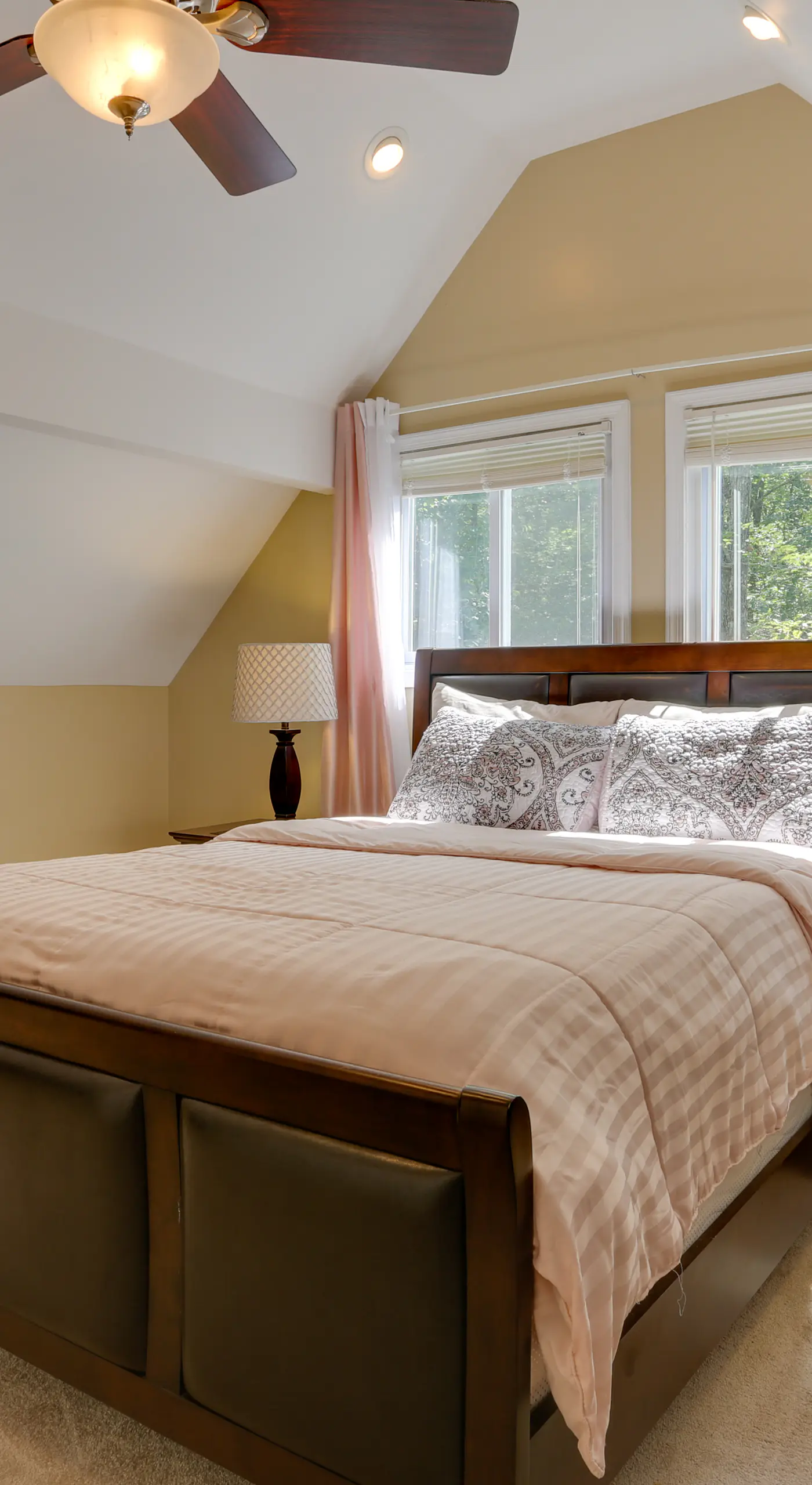Pools, Hot Tub & More: Bushkill Mountain Getaway!