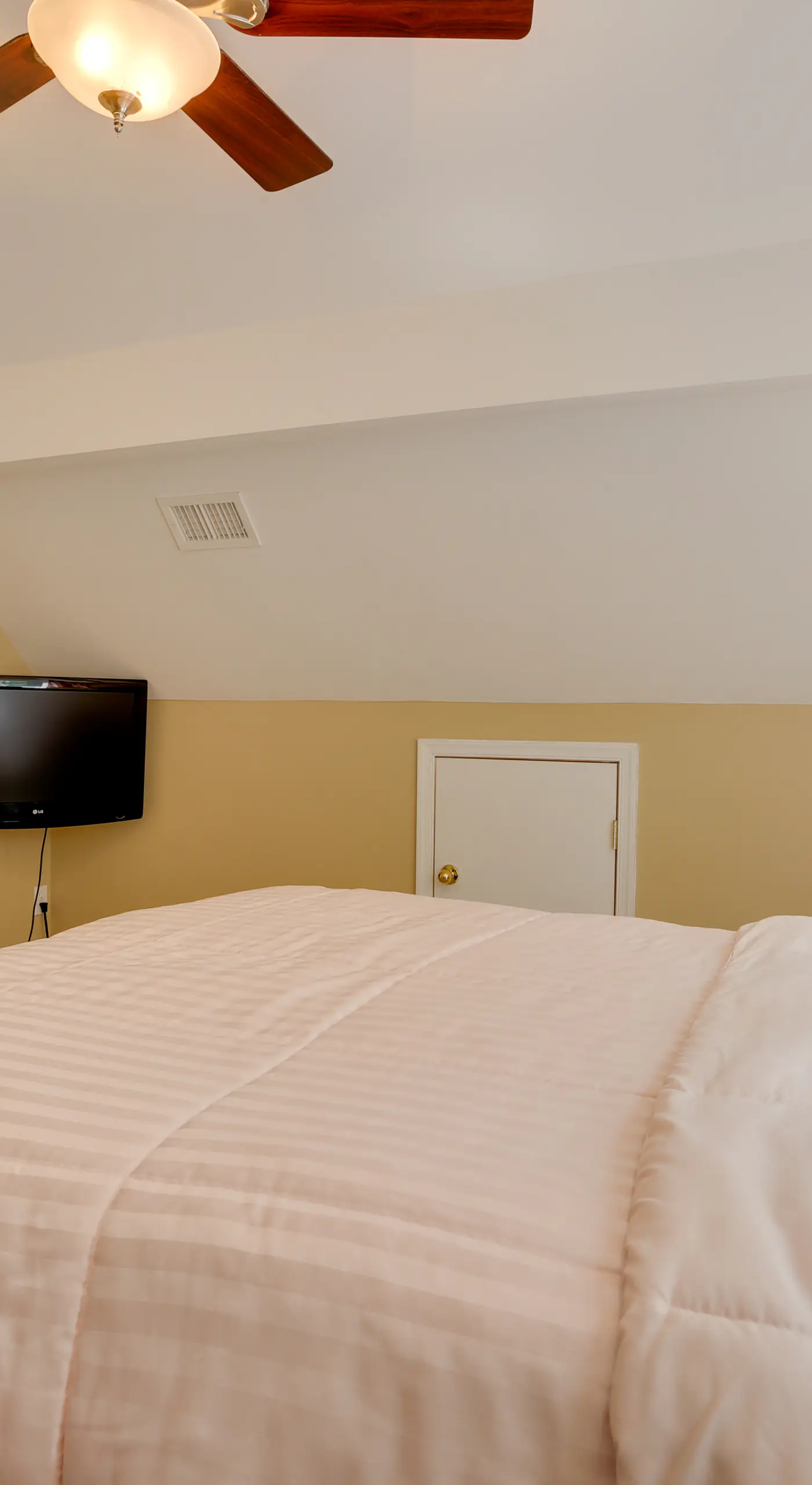 Pools, Hot Tub & More: Bushkill Mountain Getaway!