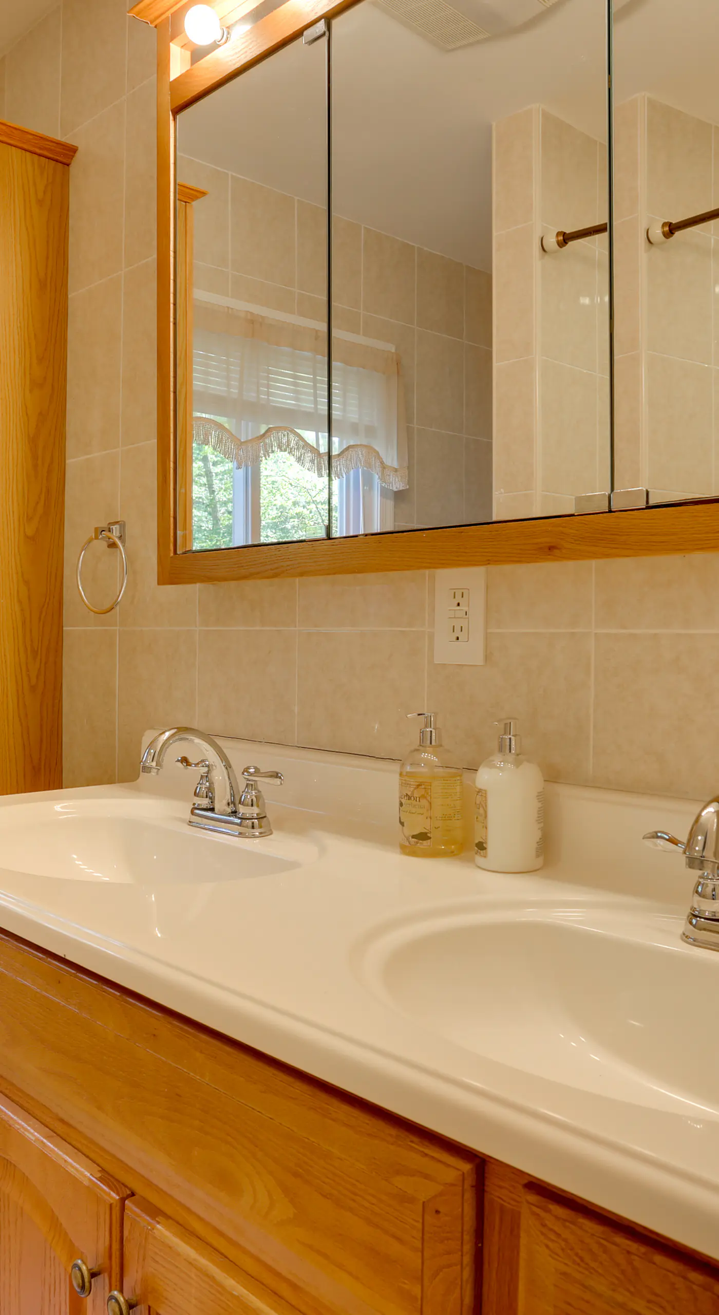 Pools, Hot Tub & More: Bushkill Mountain Getaway!