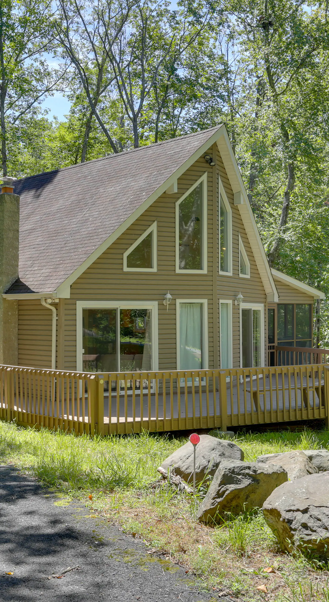 Pools, Hot Tub & More: Bushkill Mountain Getaway!