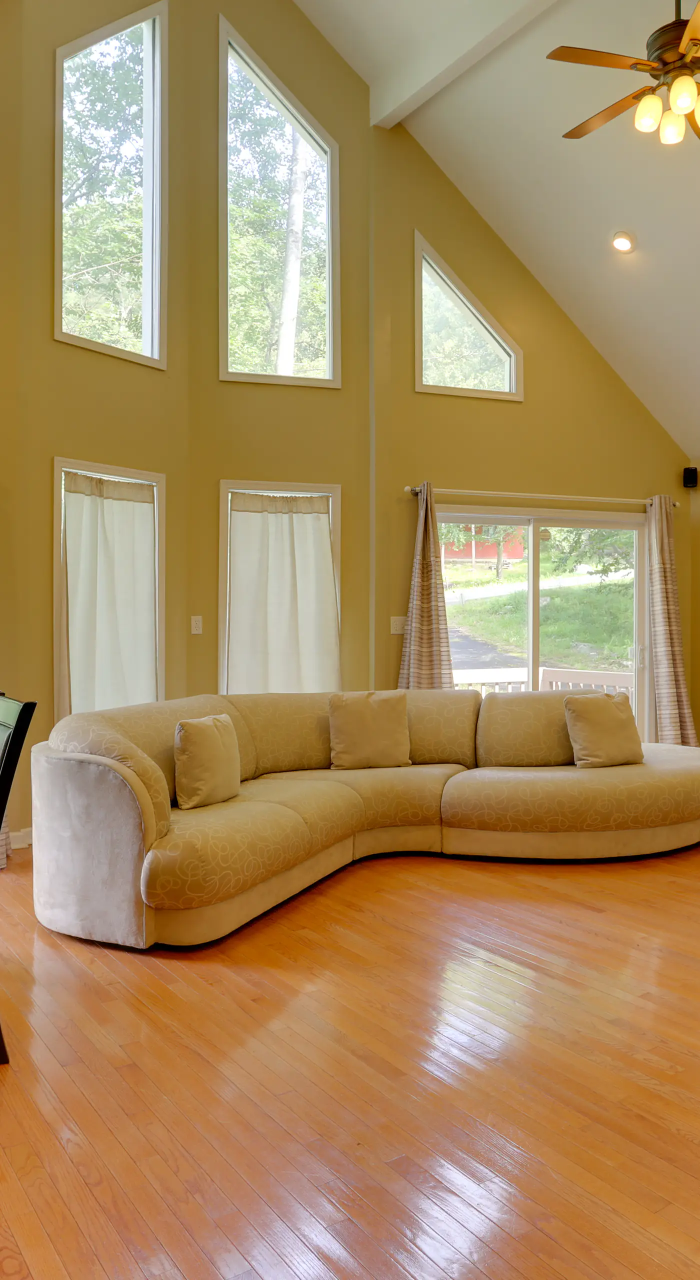 Pools, Hot Tub & More: Bushkill Mountain Getaway!