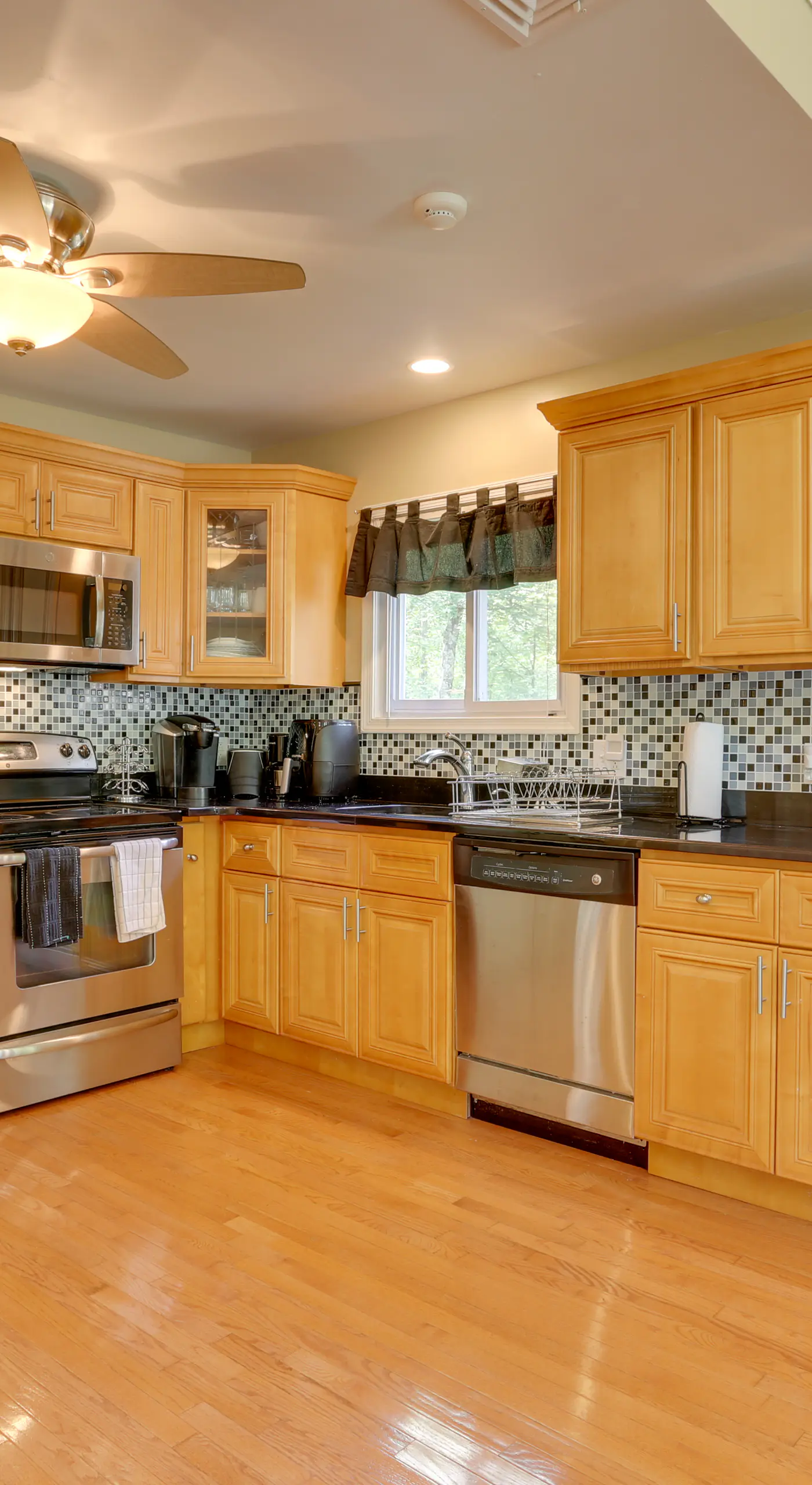 Pools, Hot Tub & More: Bushkill Mountain Getaway!