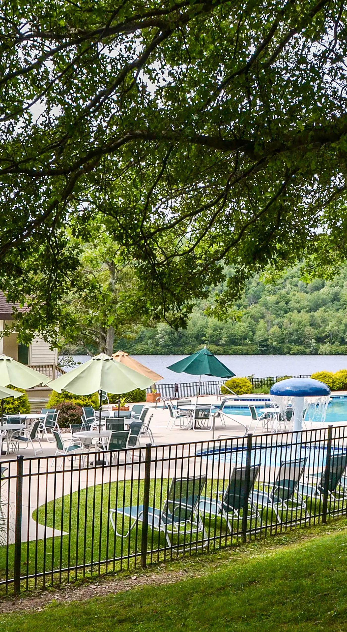 1 Mi to Big Boulder: Lakefront Unit w/ Pool Access