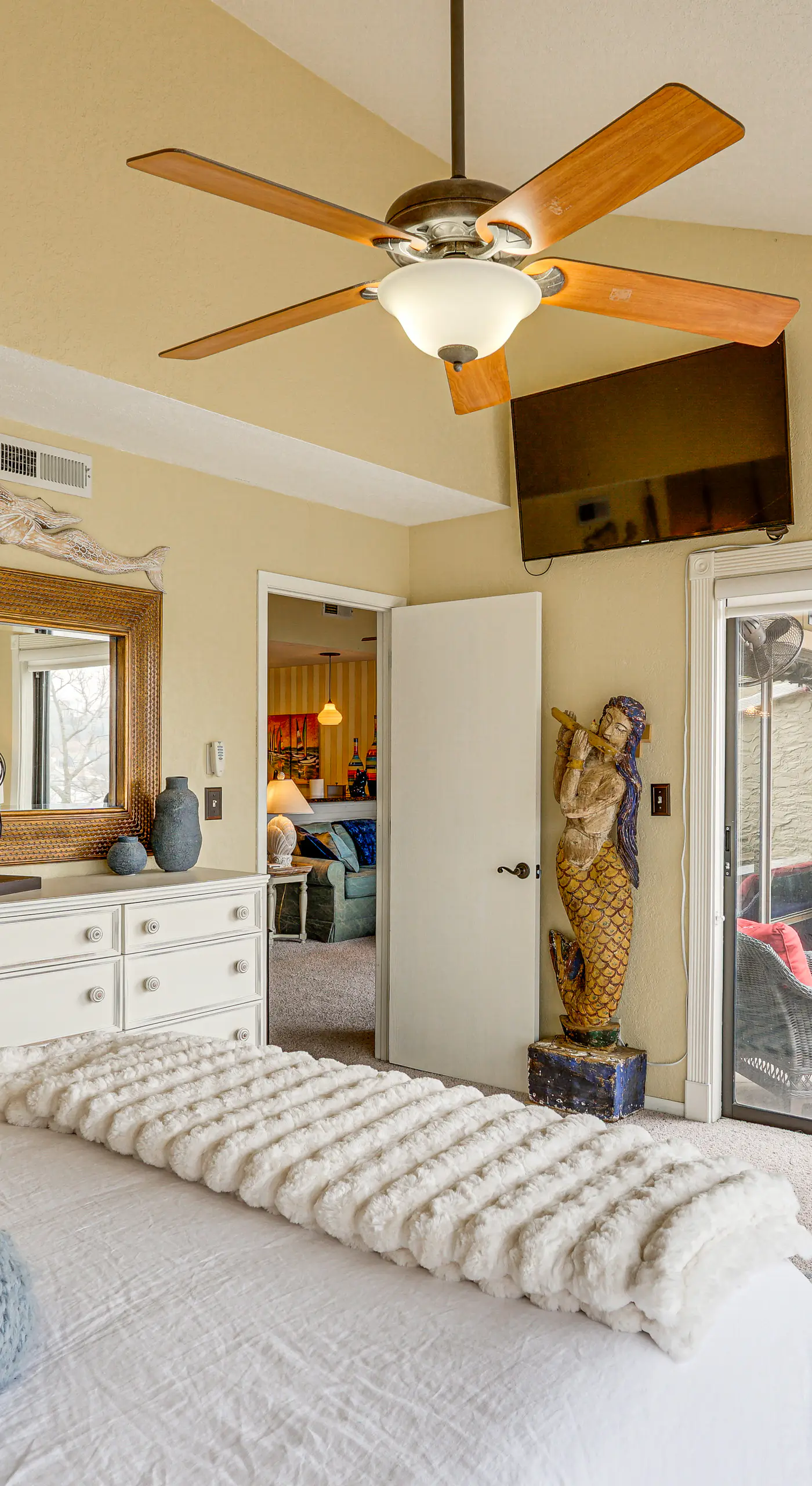 180 Main Channel View! Poolside Apt in Osage Beach