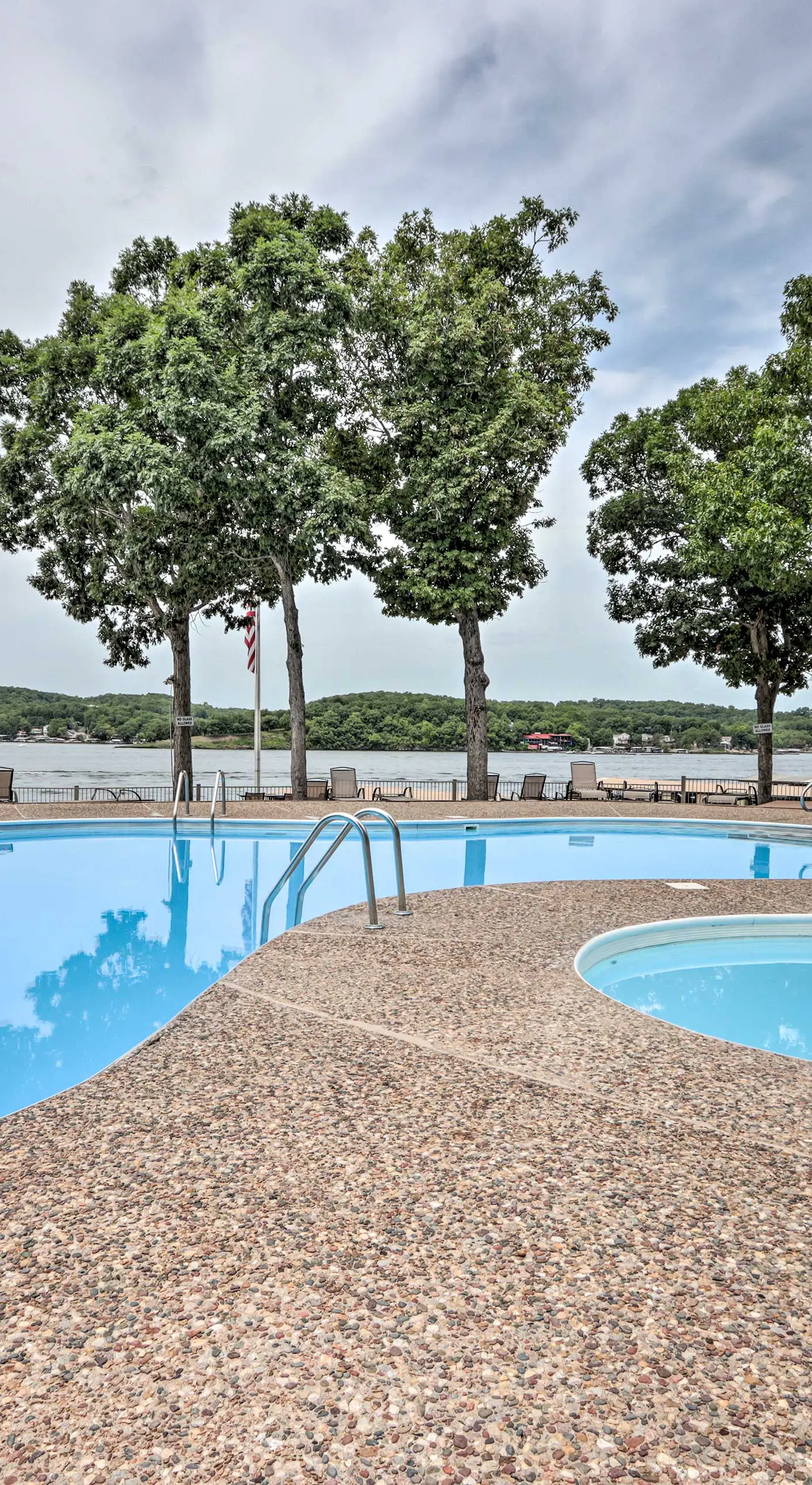 180 Main Channel View! Poolside Apt in Osage Beach