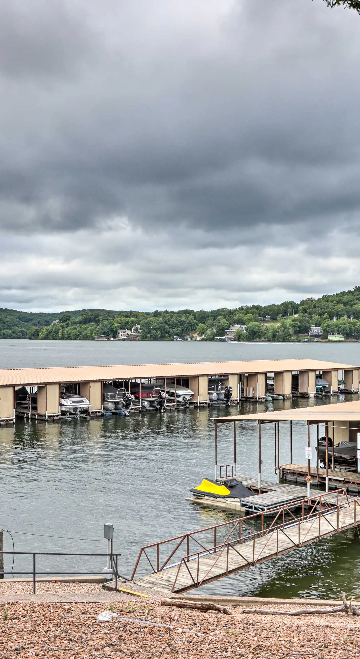 180 Main Channel View! Poolside Apt in Osage Beach