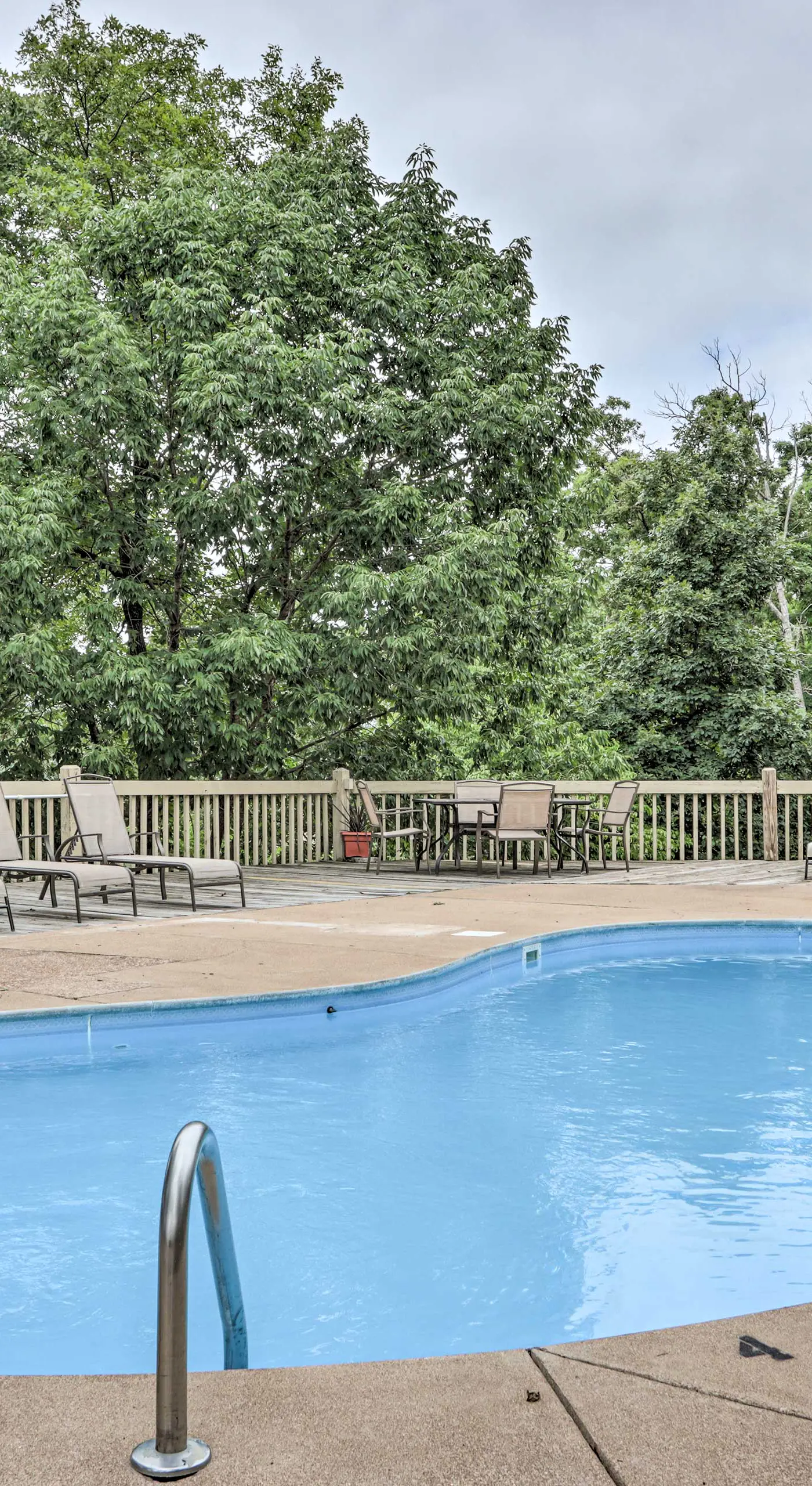 180 Main Channel View! Poolside Apt in Osage Beach