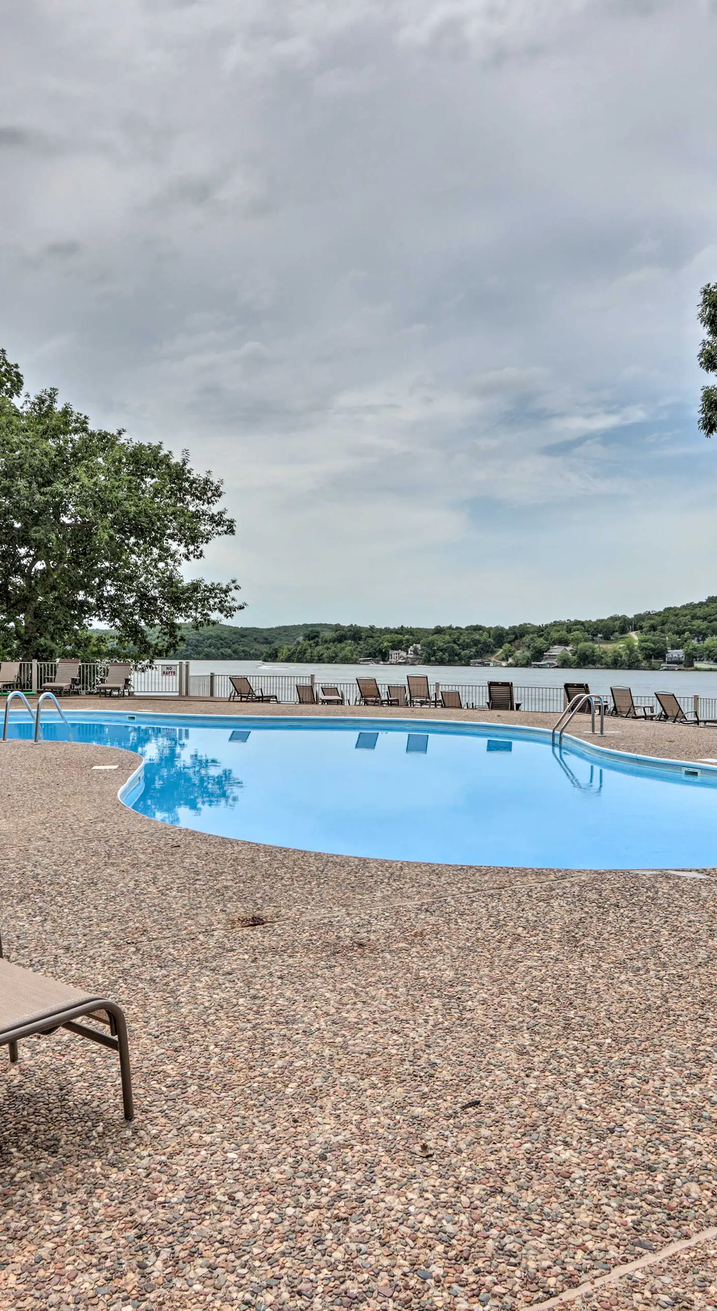 180 Main Channel View! Poolside Apt in Osage Beach