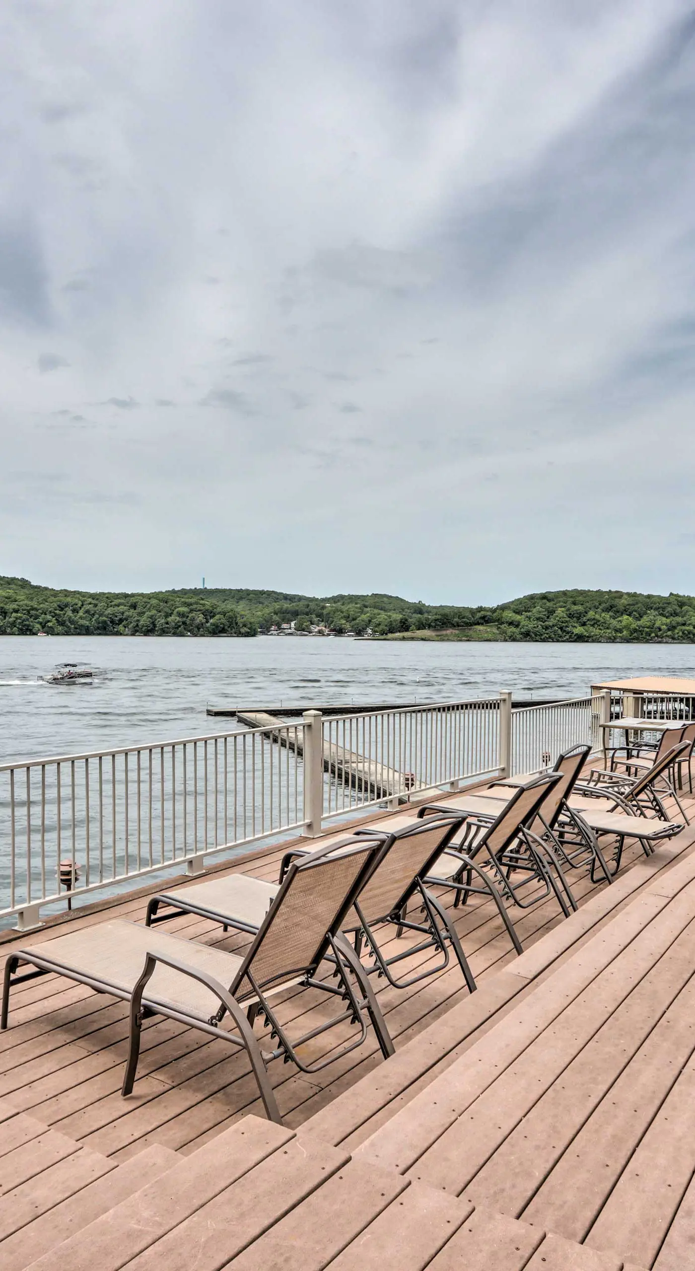 180 Main Channel View! Poolside Apt in Osage Beach