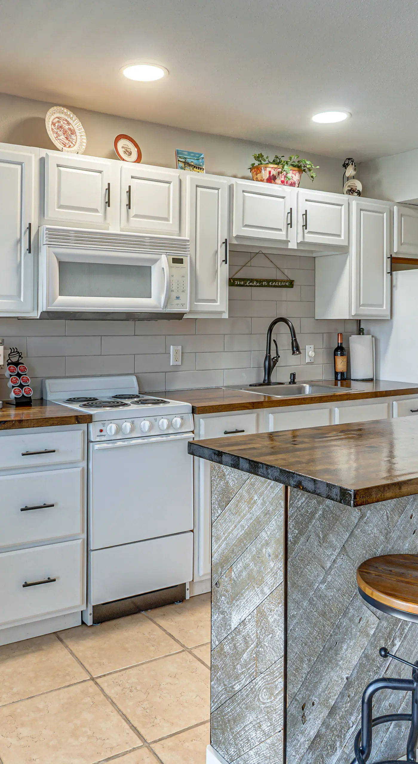 Cozy Lake Ozark Villa w/ Main Channel Views!
