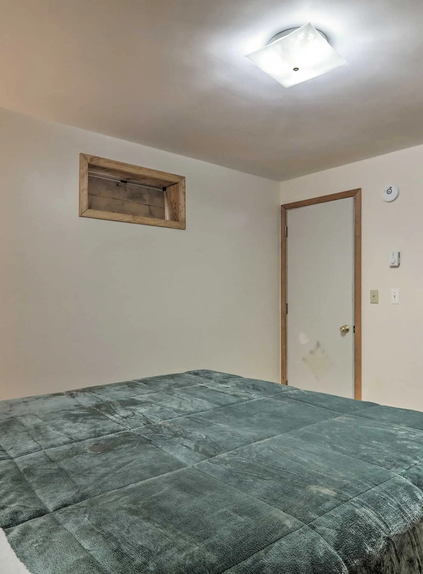 5 Mi to Camelback: Henryville Home w/ Hot Tub!