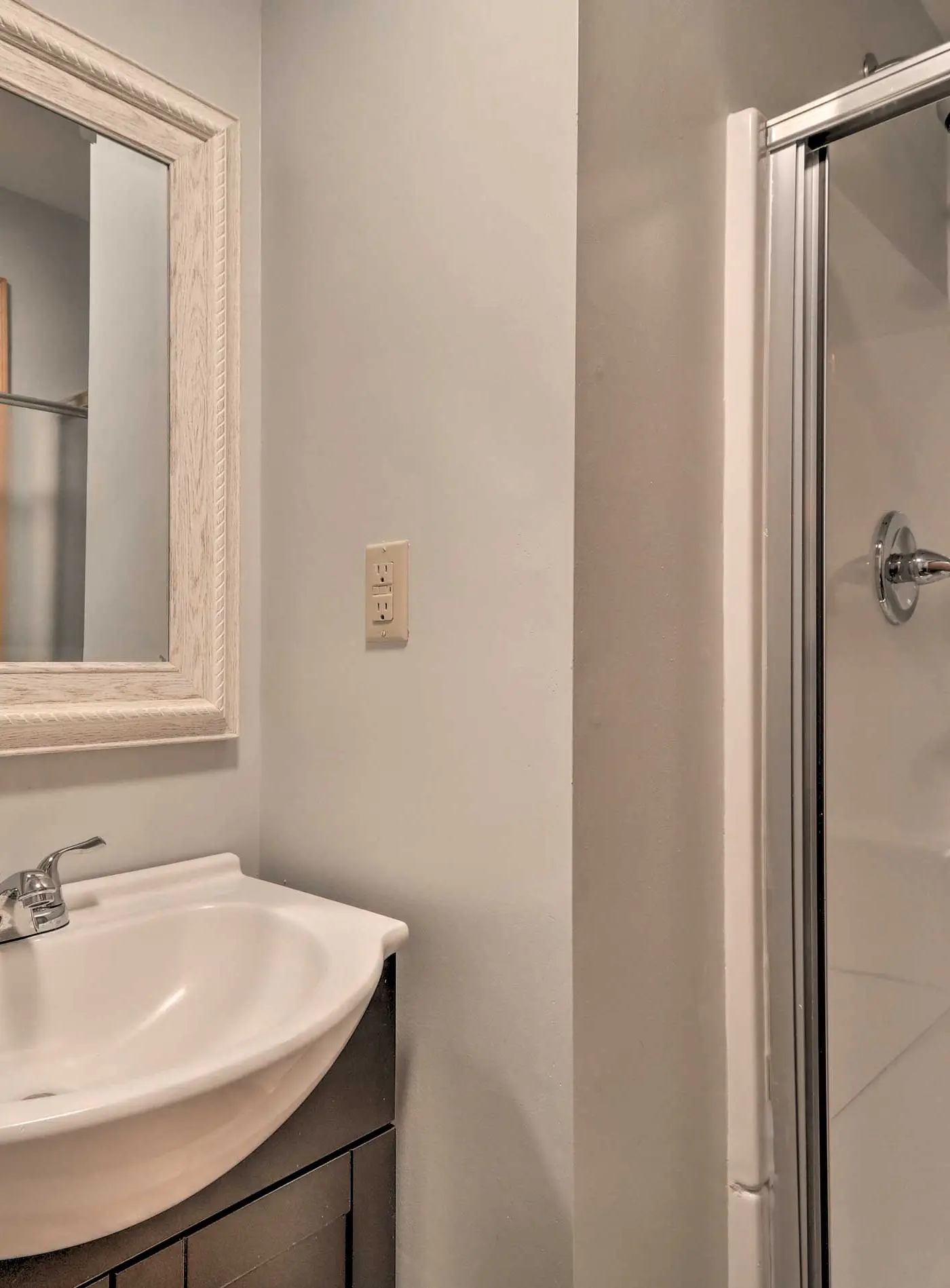 5 Mi to Camelback: Henryville Home w/ Hot Tub!
