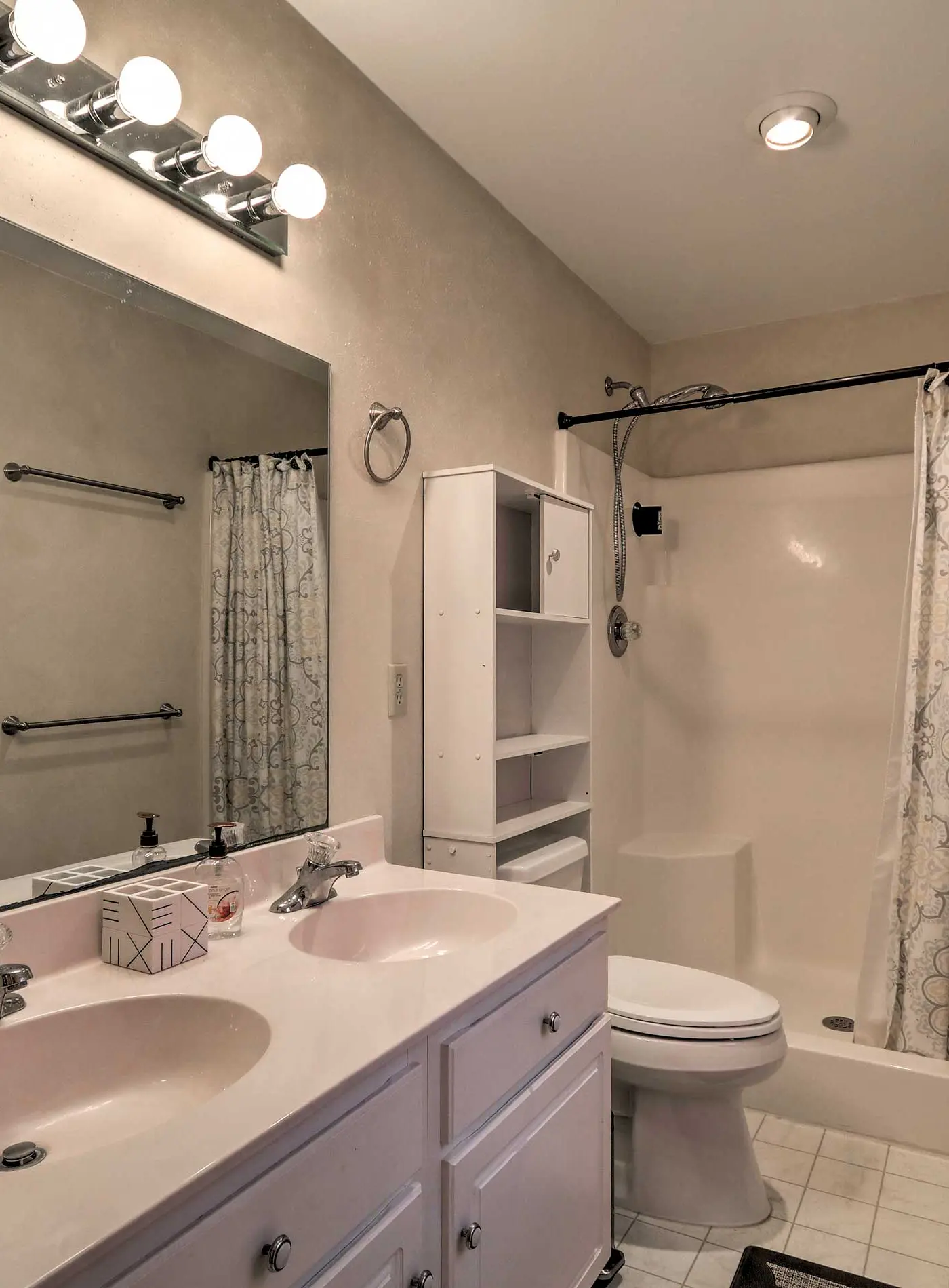 5 Mi to Camelback: Henryville Home w/ Hot Tub!