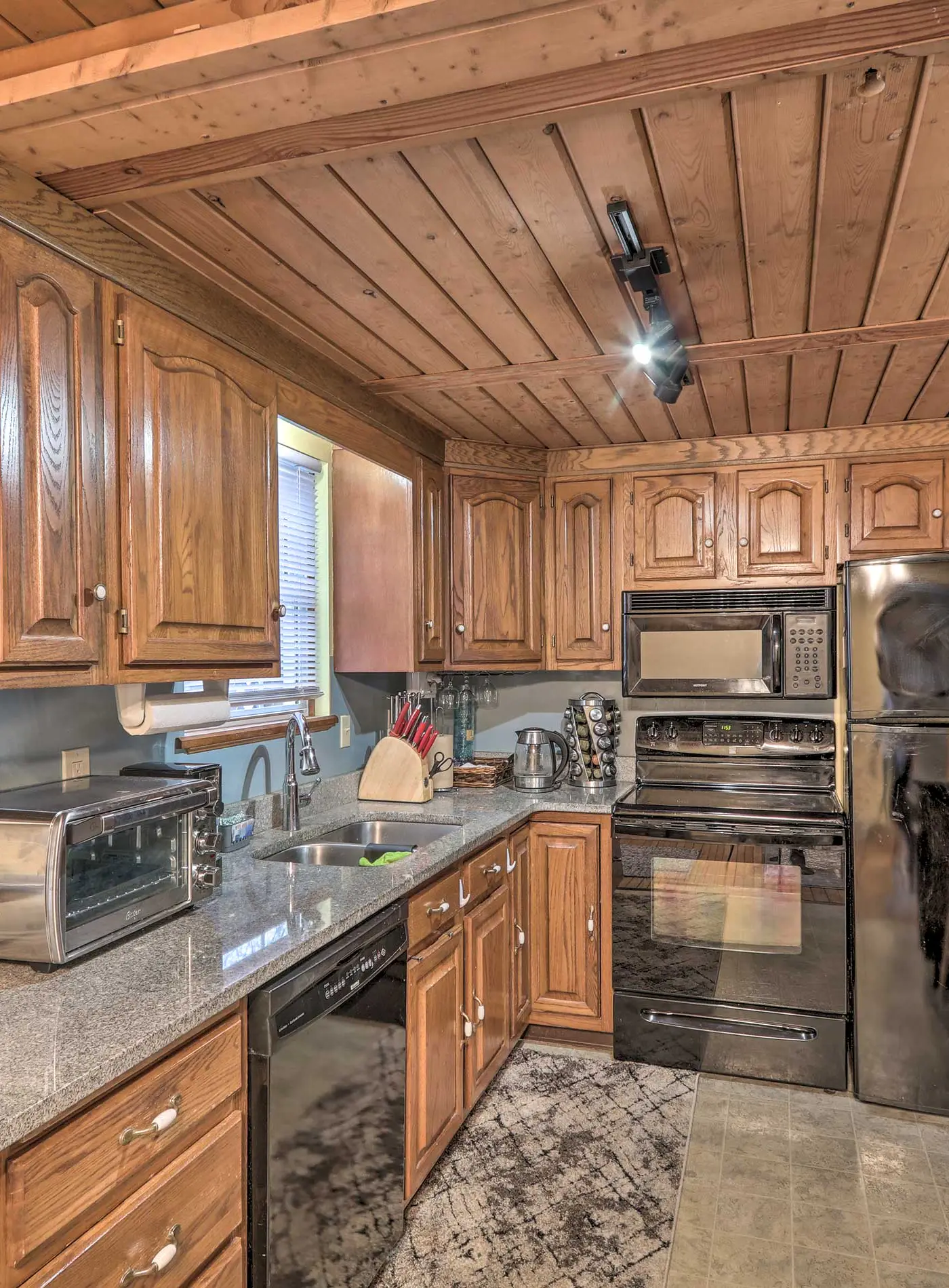 5 Mi to Camelback: Henryville Home w/ Hot Tub!