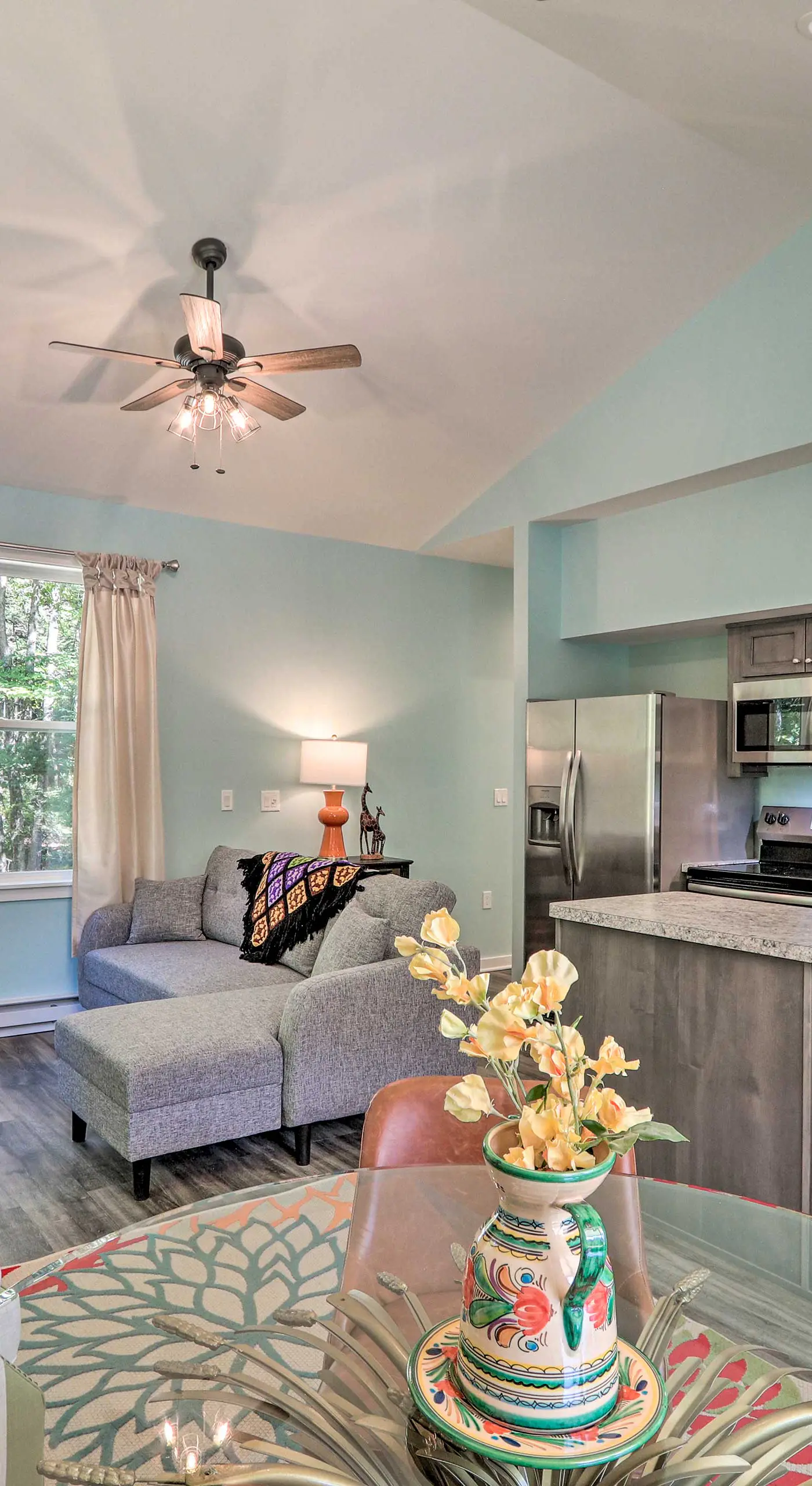 16 Mi to Ski Slopes! Creekside Poconos Cottage