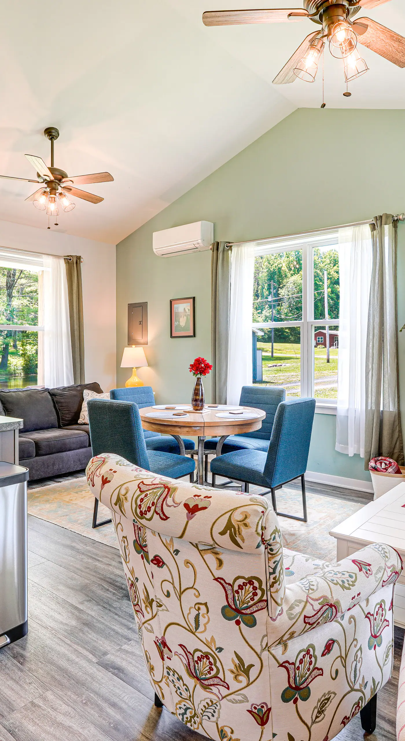 Close to Slopes: Lakeside Cottage in Pocono Mtns