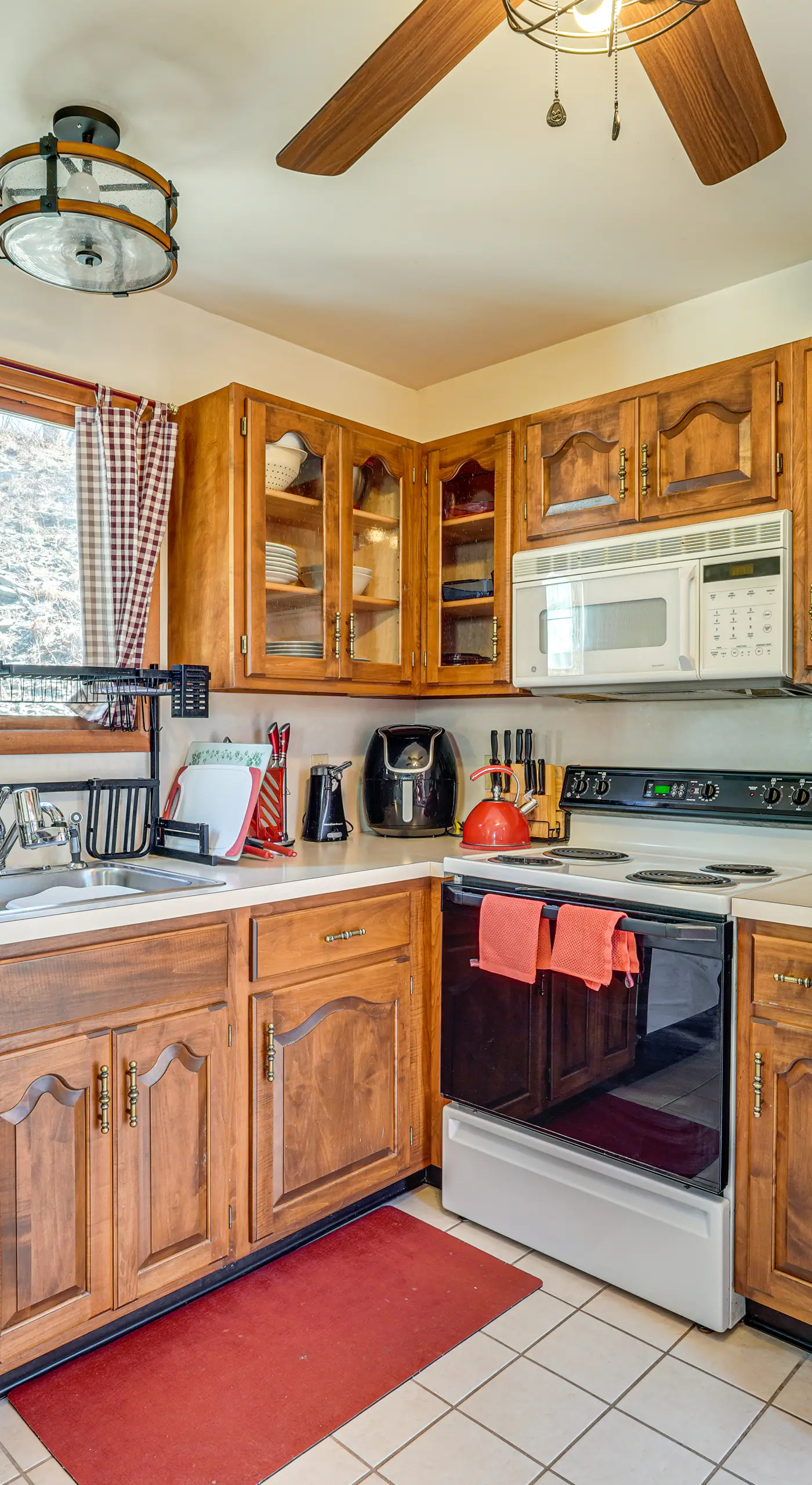 Fire Pit & Gas Grill: Charming Poconos Abode!