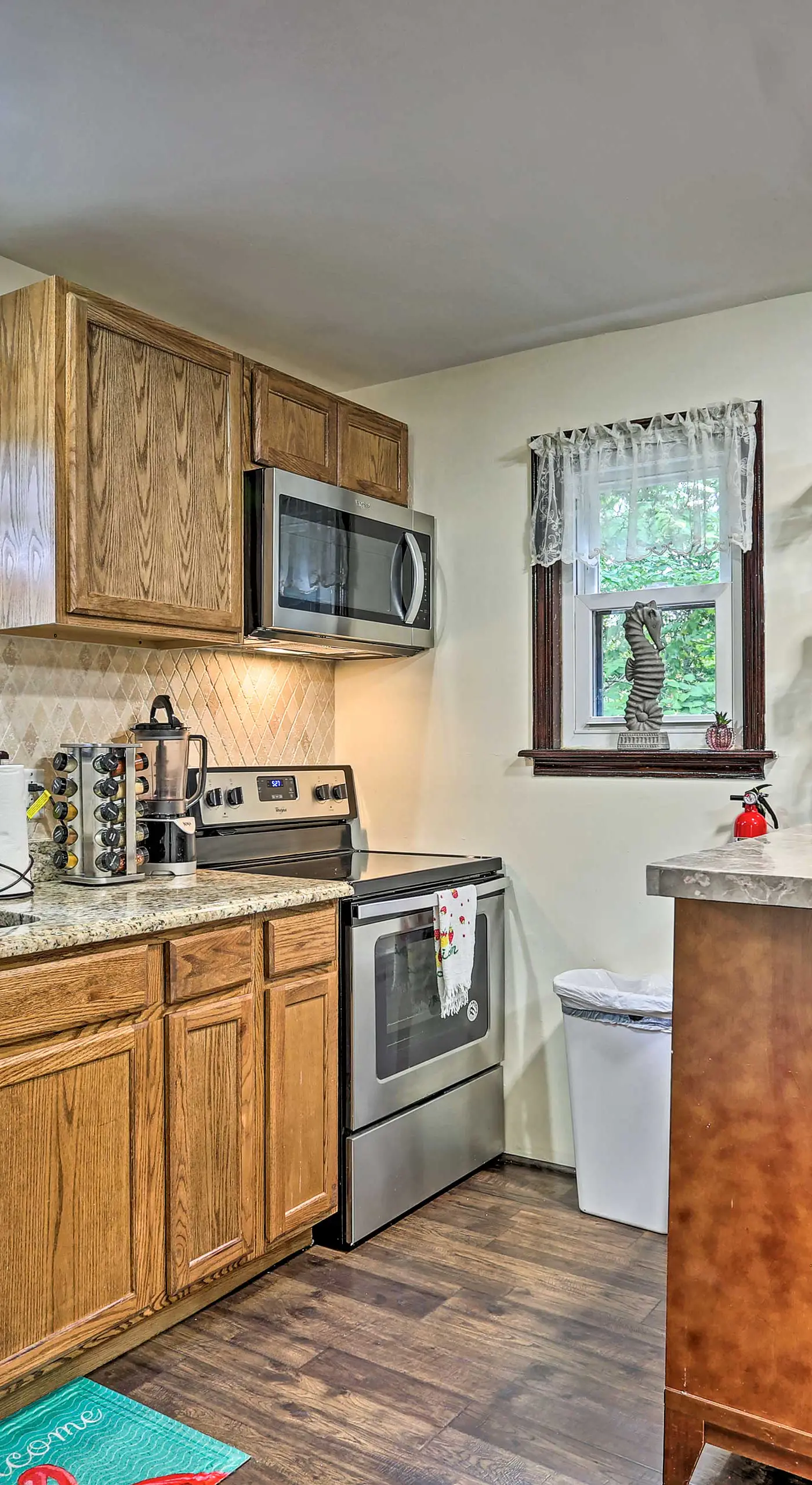 15 Mi to Camelback Ski Resort: Home w/ Deck!