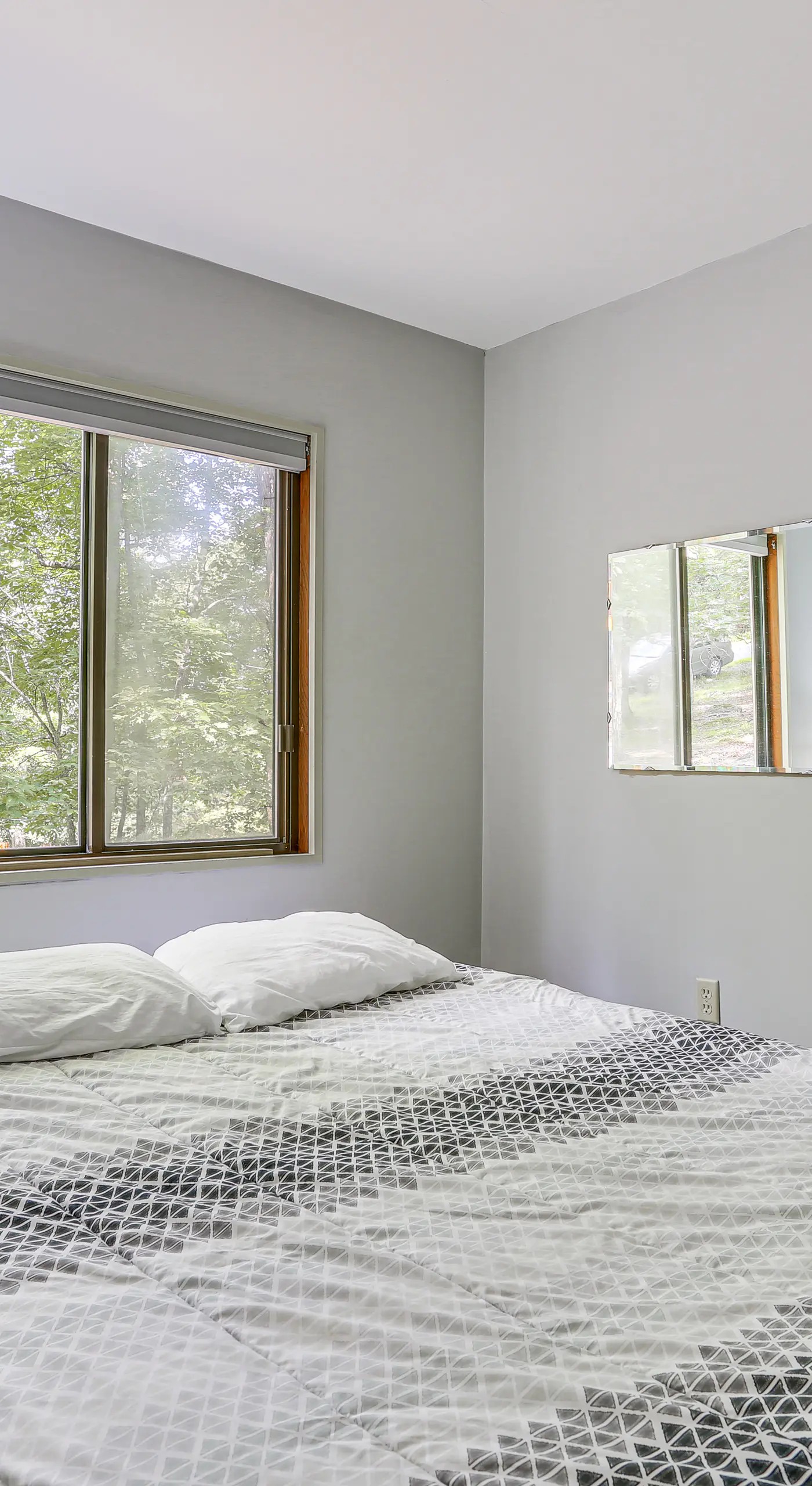 Screened Porch & Deck: Pet-Friendly Poconos Escape