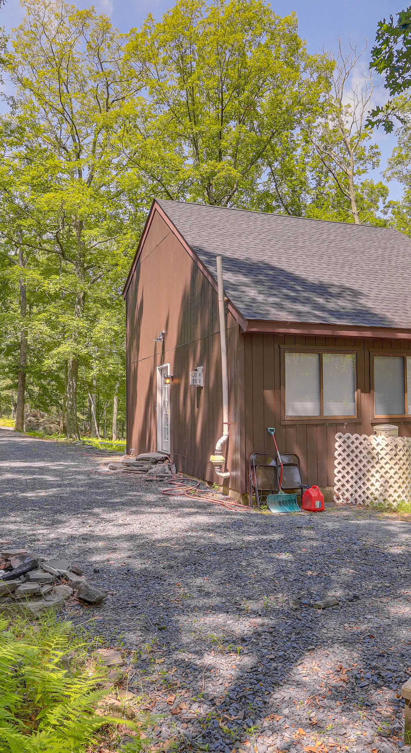 Screened Porch & Deck: Pet-Friendly Poconos Escape