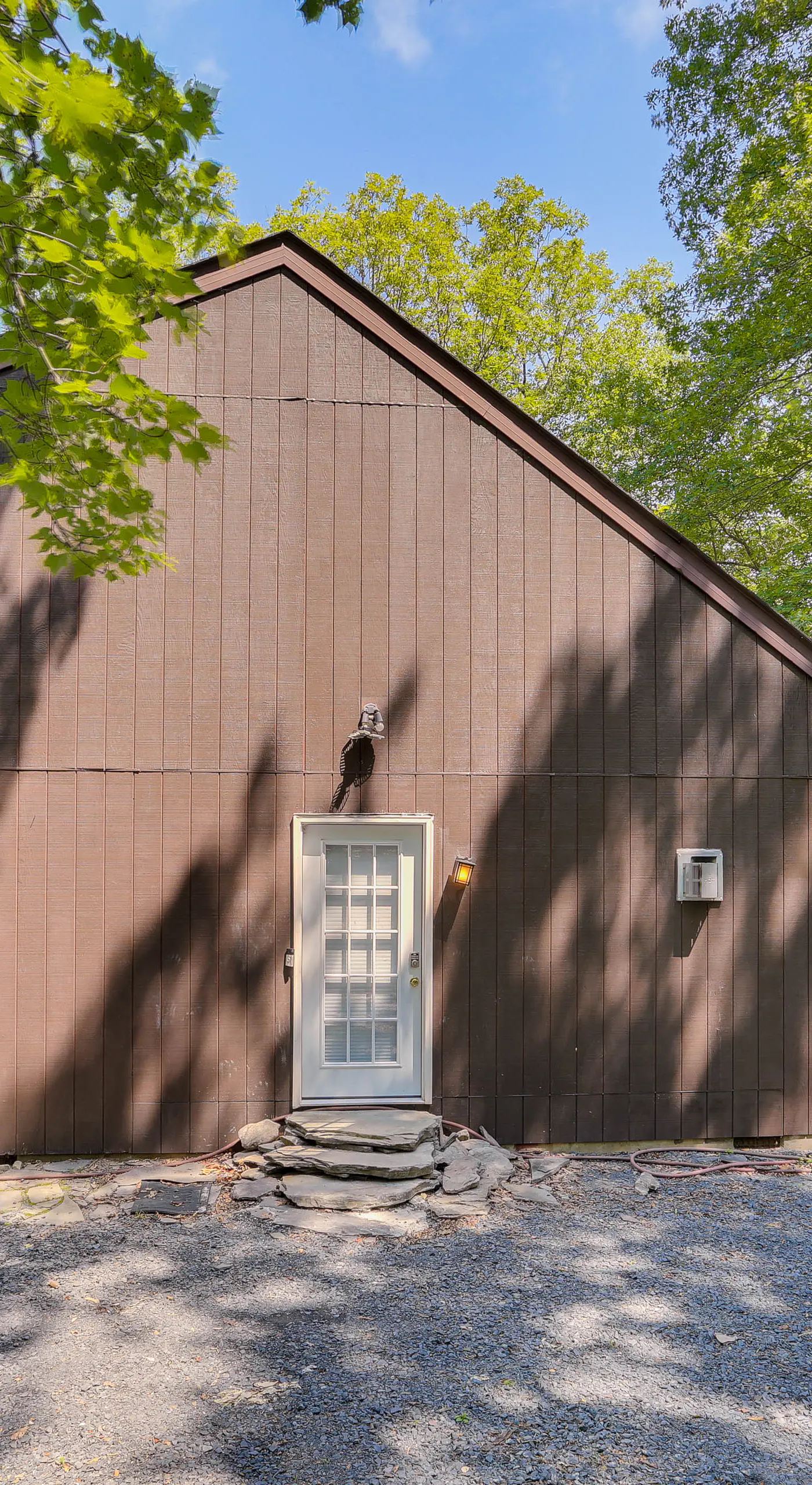 Screened Porch & Deck: Pet-Friendly Poconos Escape