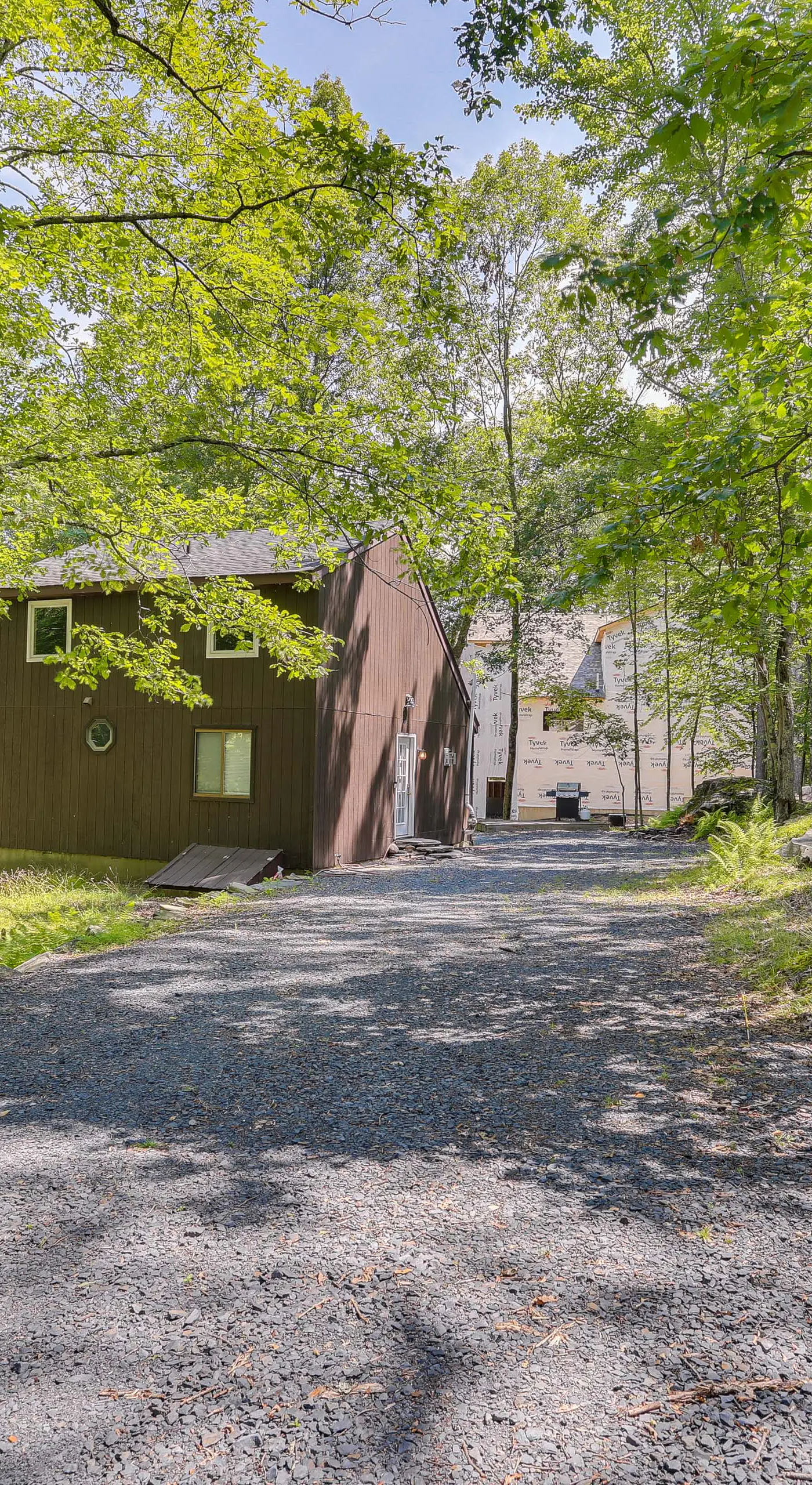Screened Porch & Deck: Pet-Friendly Poconos Escape