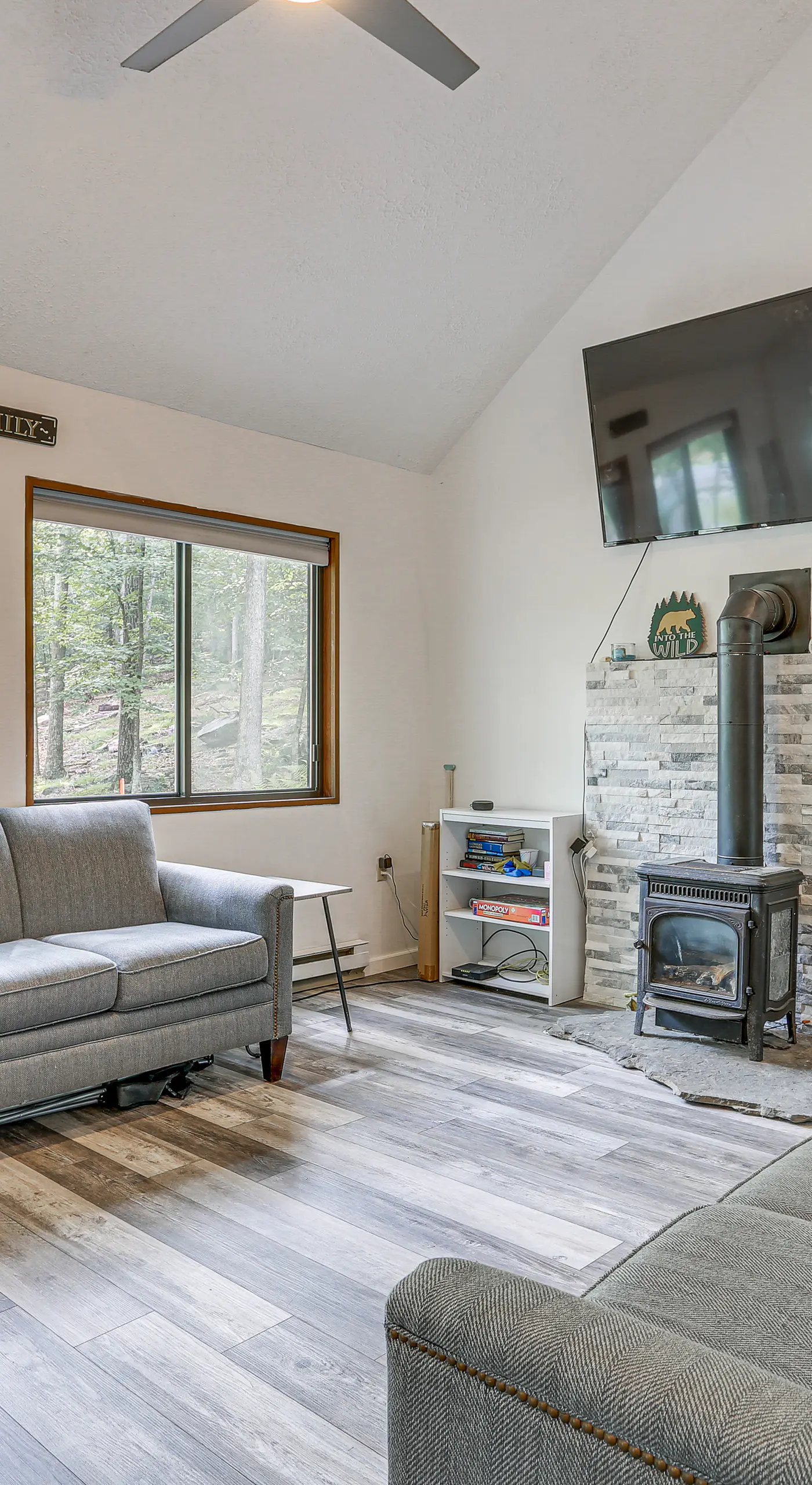 Screened Porch & Deck: Pet-Friendly Poconos Escape