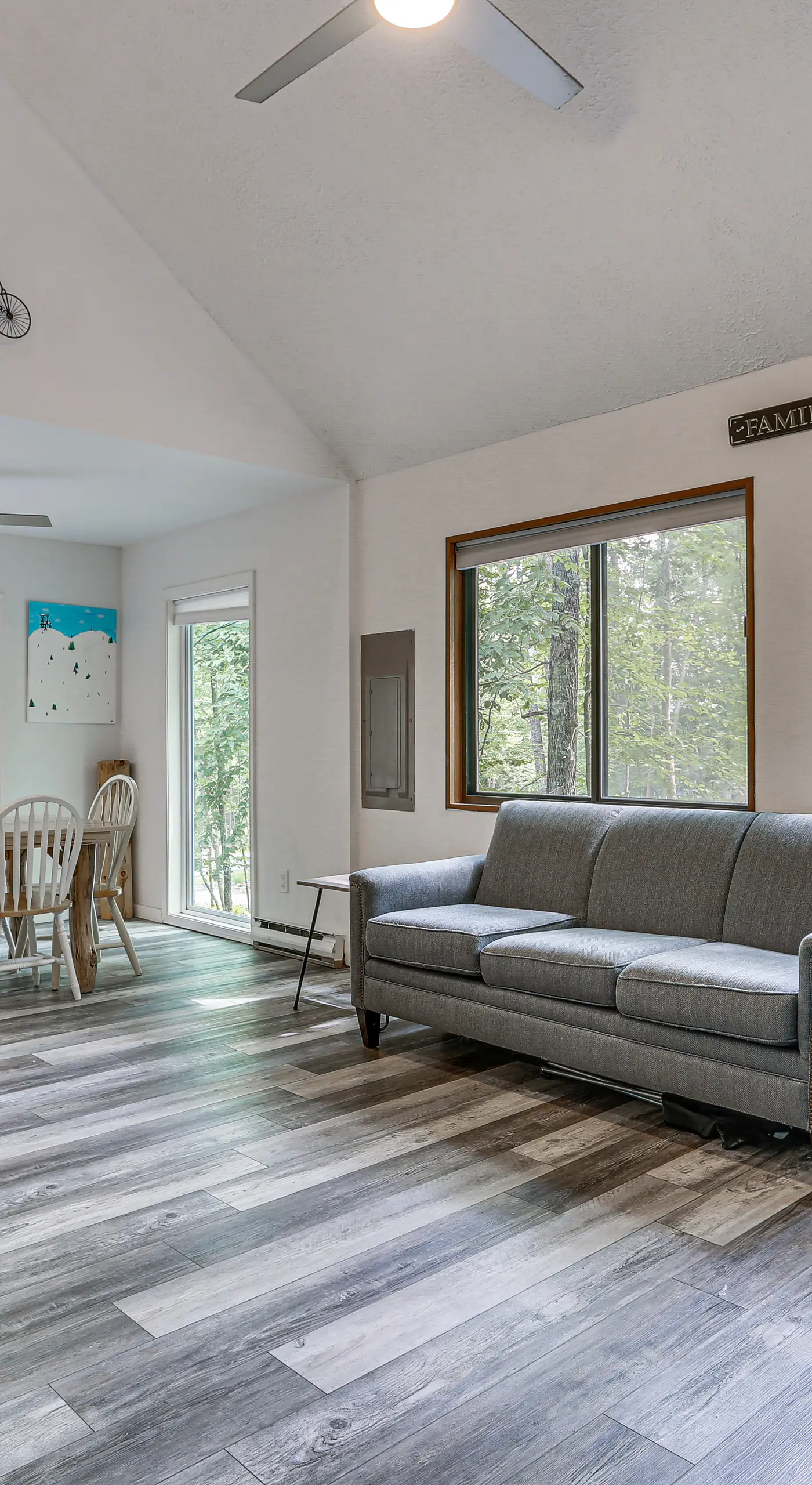 Screened Porch & Deck: Pet-Friendly Poconos Escape