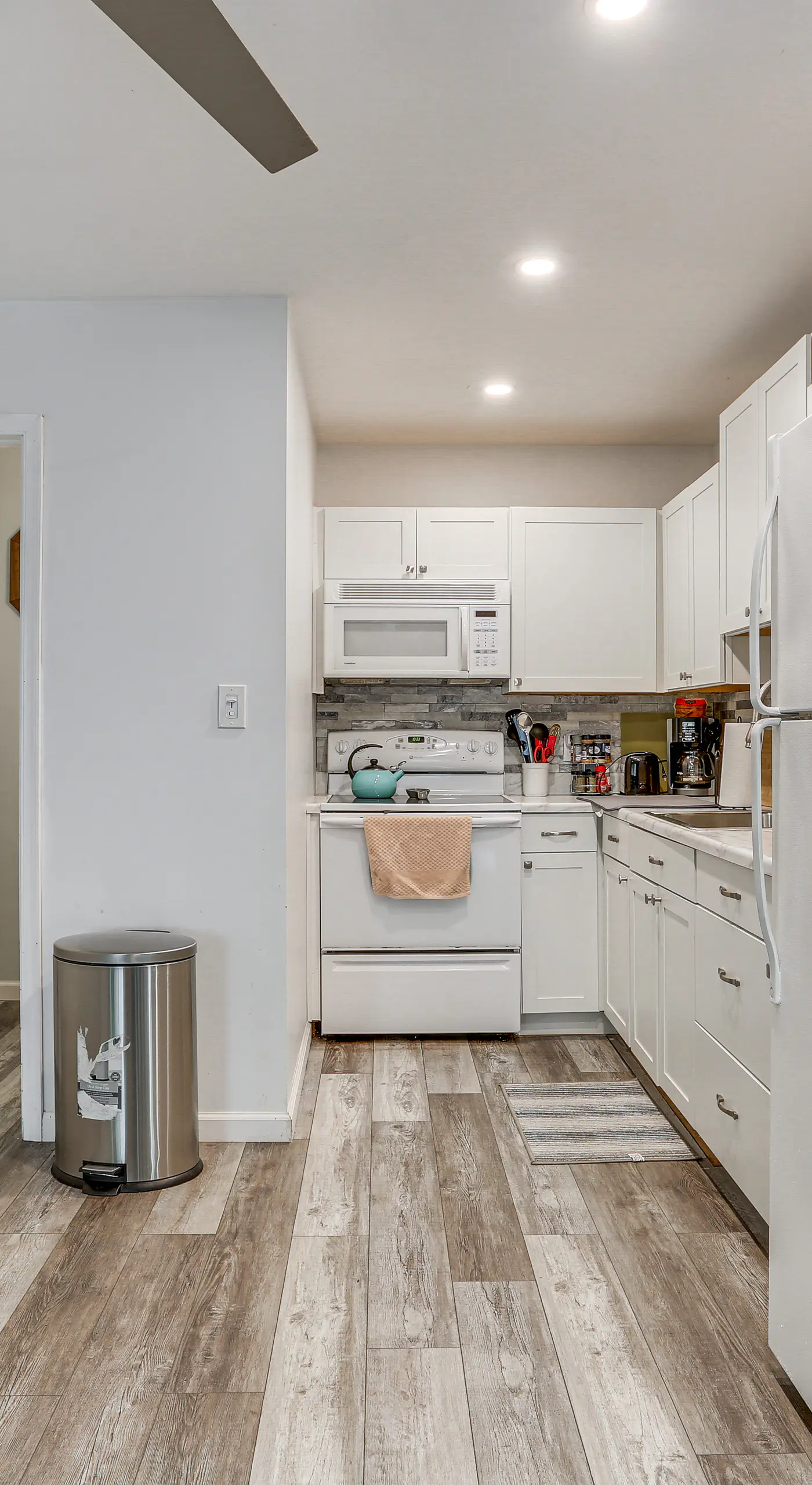 Screened Porch & Deck: Pet-Friendly Poconos Escape